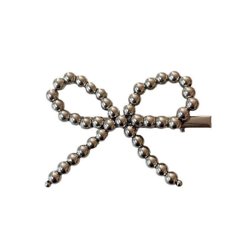 Japanese and Korean high-end pearl bow beaded hair clip headwear, simple and elegant bangs side clipped hair accessory Application Scenario