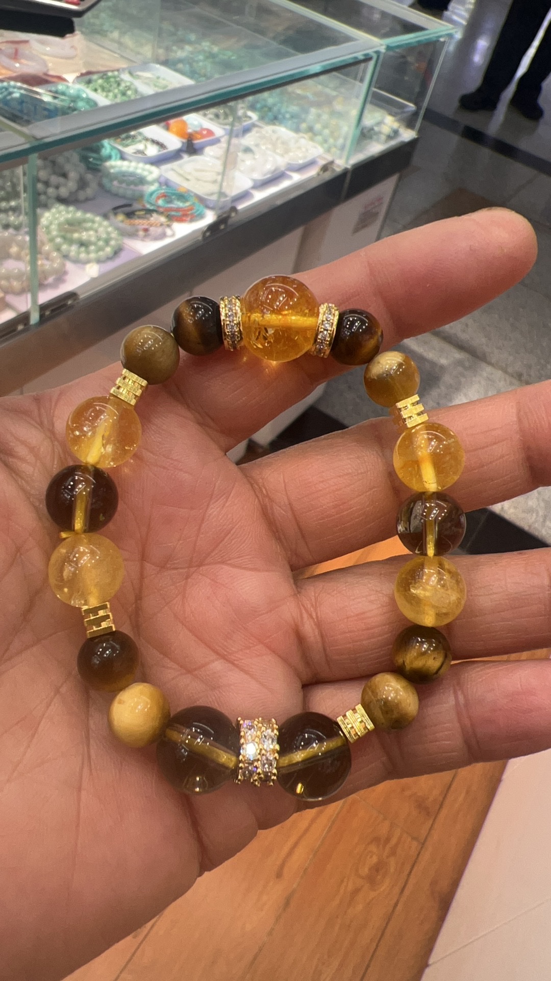 金霸：有水晶和虎眼及铜配件组成水晶