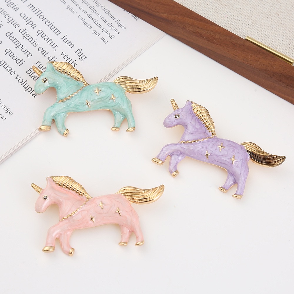 A simple and individual enamel oil drip macaron-colored unicorn pony brooch and delicate girlish corsage from Japan and South Korea details Picture