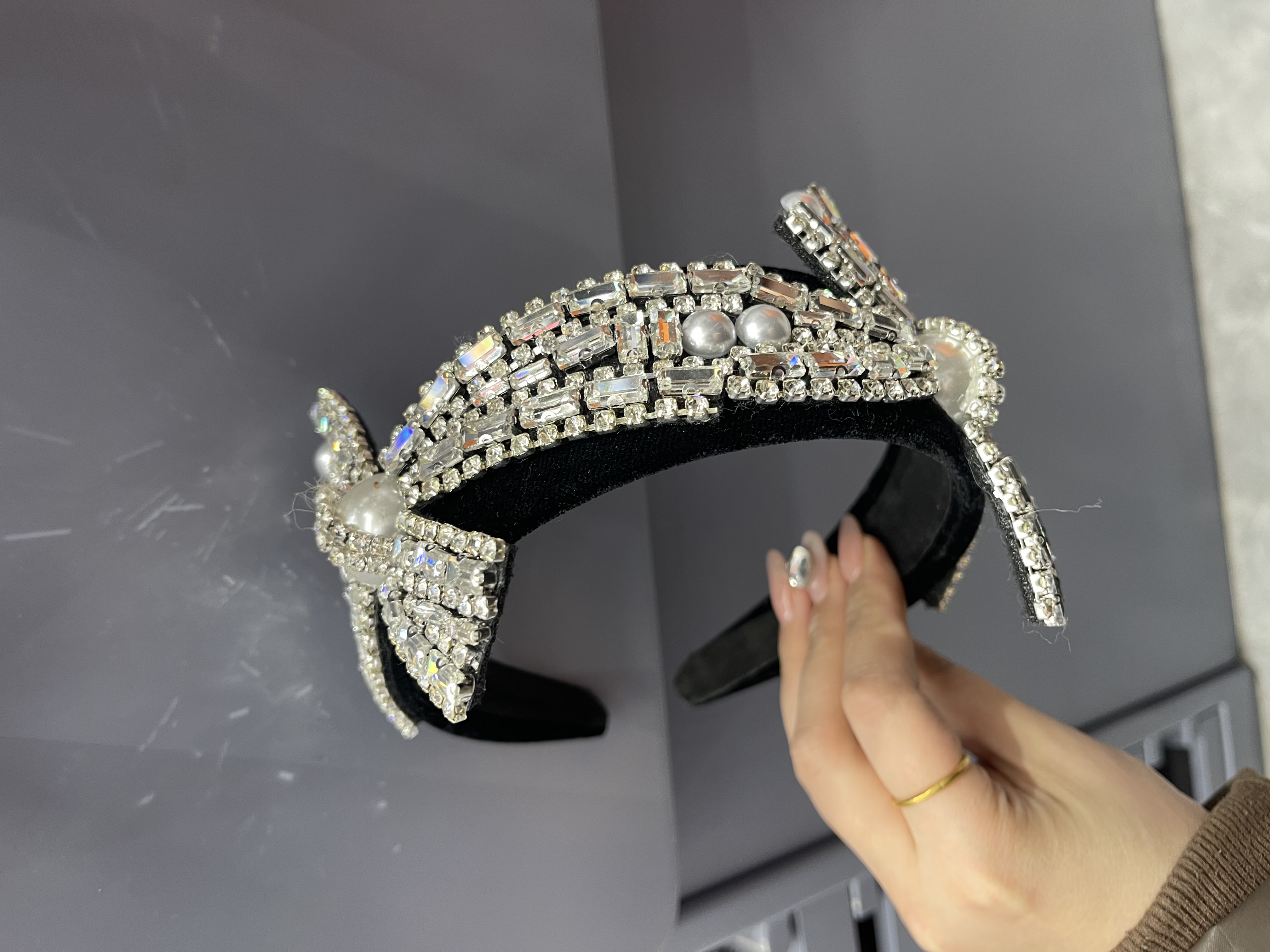 This retro European and American hair band is exquisitely set with diamonds and can be used at the trendy dance party. It can also be used as a hair accessory and hair clip for ladies to create a Korean version Application Scenario