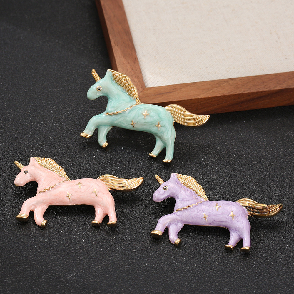 A simple and individual enamel oil drip macaron-colored unicorn pony brooch and delicate girlish corsage from Japan and South Korea