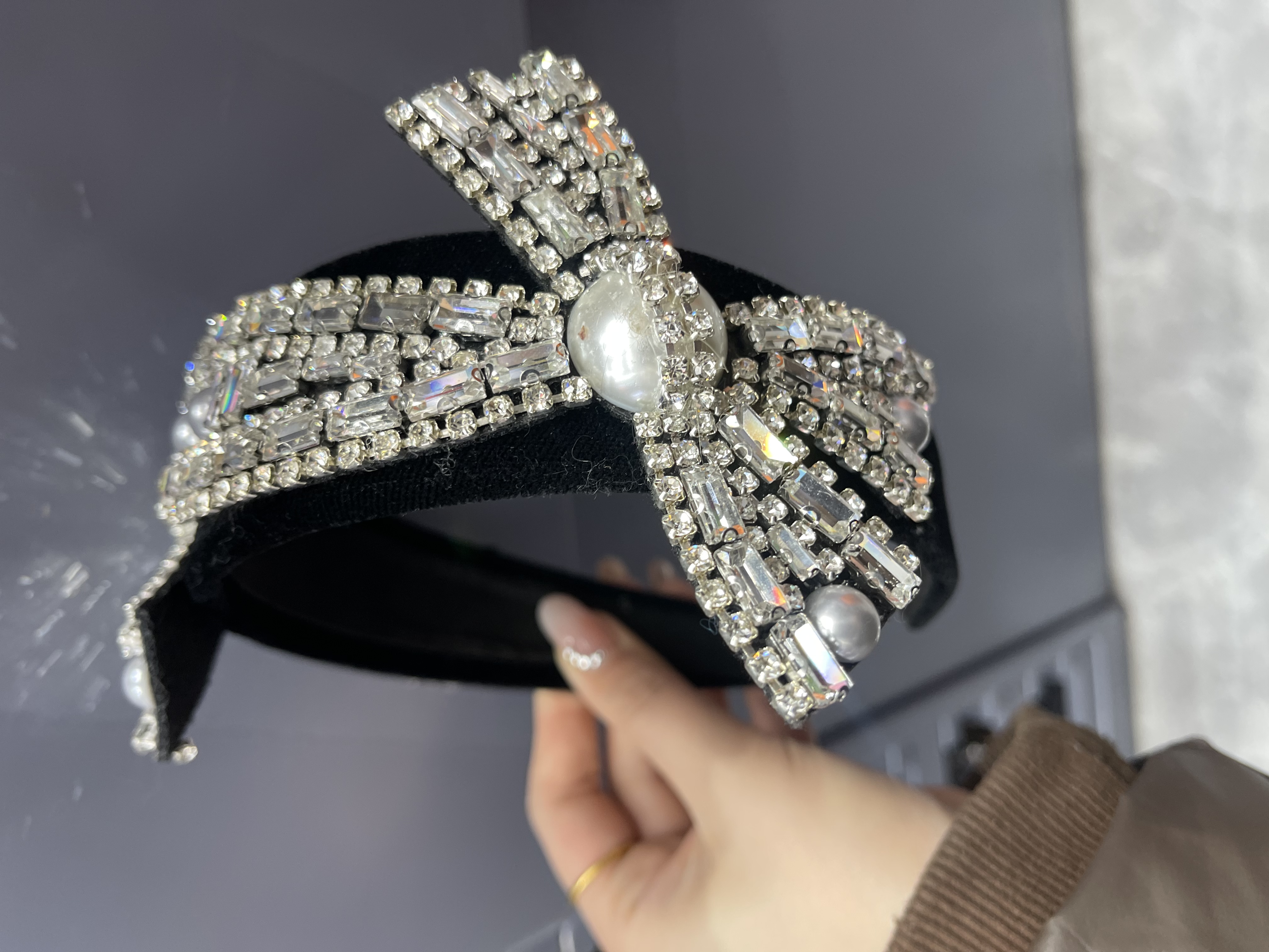 This retro European and American hair band is exquisitely set with diamonds and can be used at the trendy dance party. It can also be used as a hair accessory and hair clip for ladies to create a Korean version Application Scenario