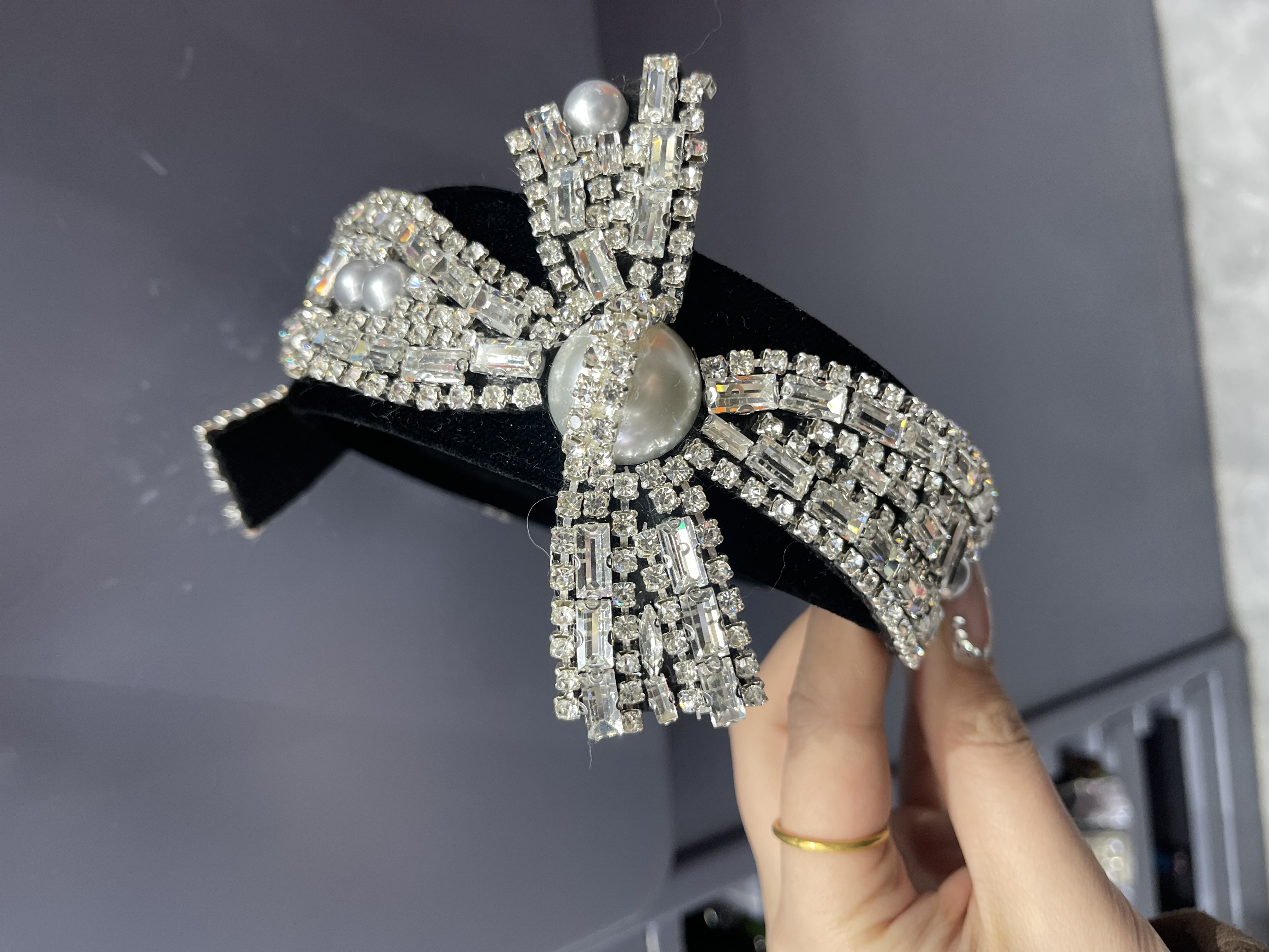 This retro European and American hair band is exquisitely set with diamonds and can be used at the trendy dance party. It can also be used as a hair accessory and hair clip for ladies to create a Korean version Item Picture