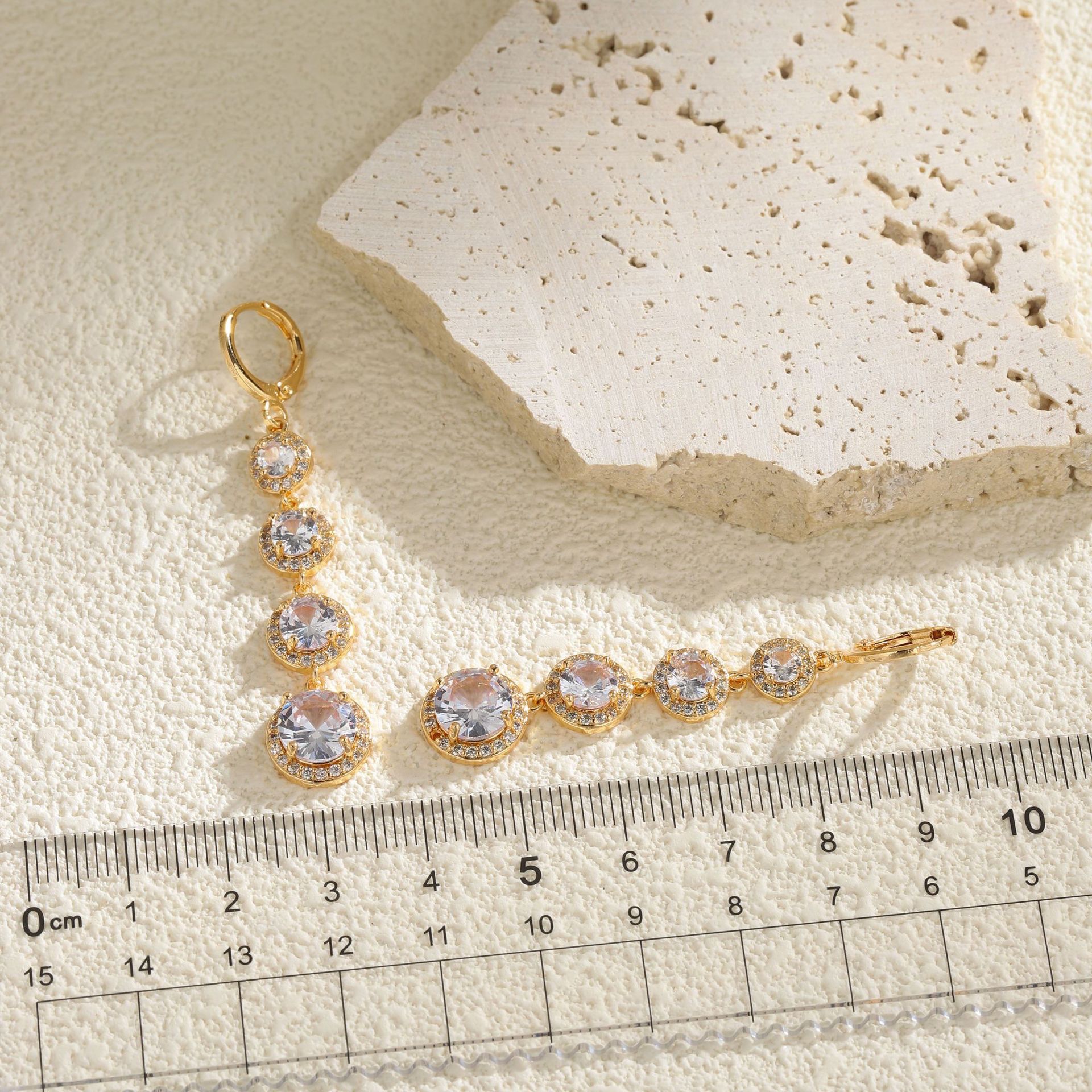 欧美流行几何圈圈耳扣女时尚锆石冷淡风网红同款连串圆形耳饰耳坠饰品耳饰耳环钛钢耳钉玫瑰金耳钉白底实物图