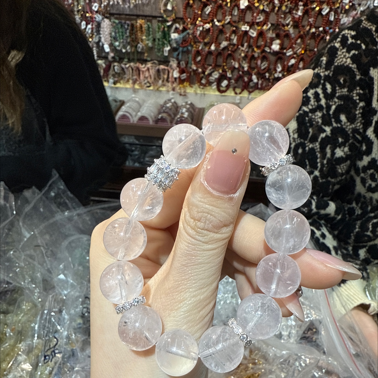 天然粉水晶手链平洲玉器街设计 天然玉石原创设计玉石饰品 珍贵典雅细节图