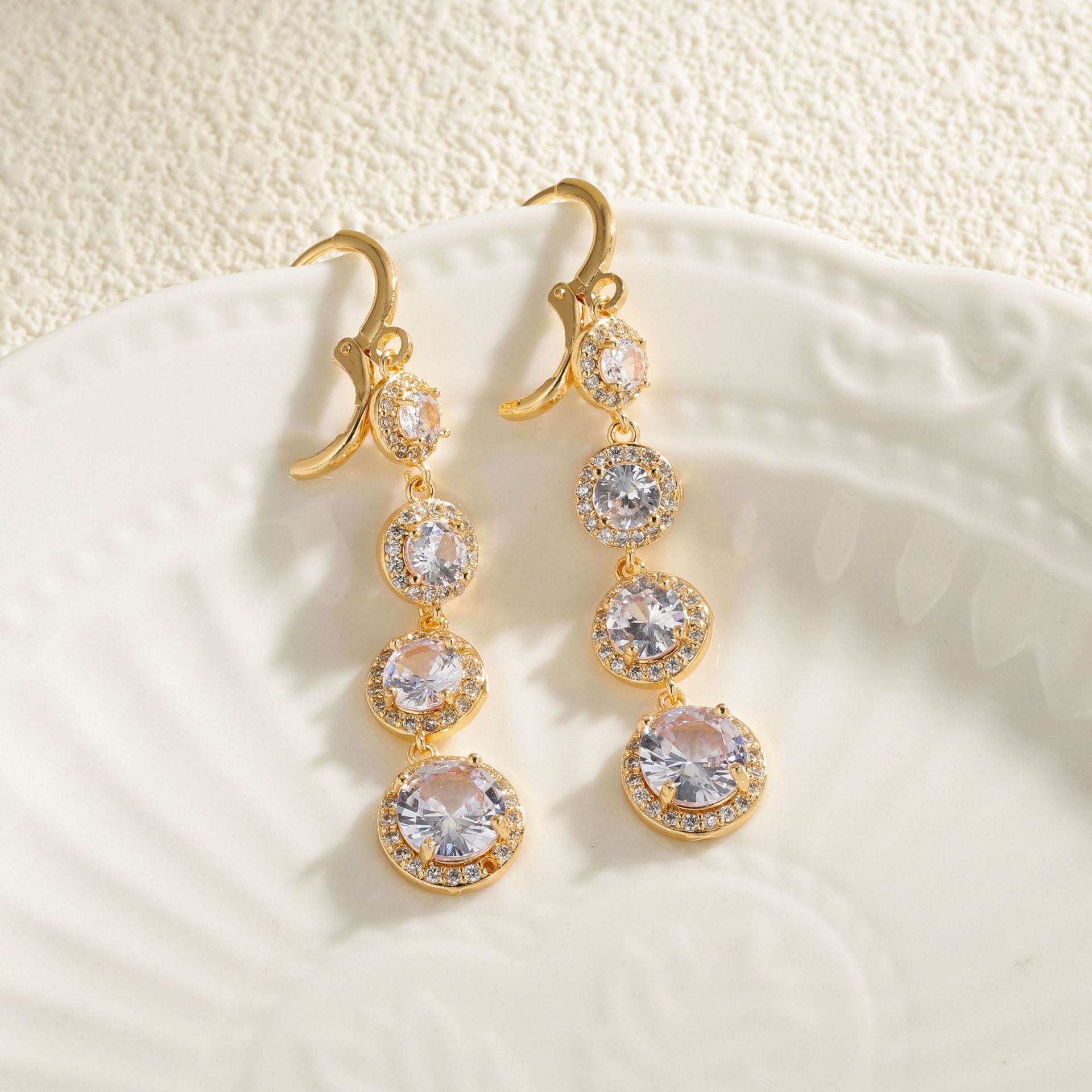 欧美流行几何圈圈耳扣女时尚锆石冷淡风网红同款连串圆形耳饰耳坠饰品耳饰耳环钛钢耳钉玫瑰金耳钉细节图