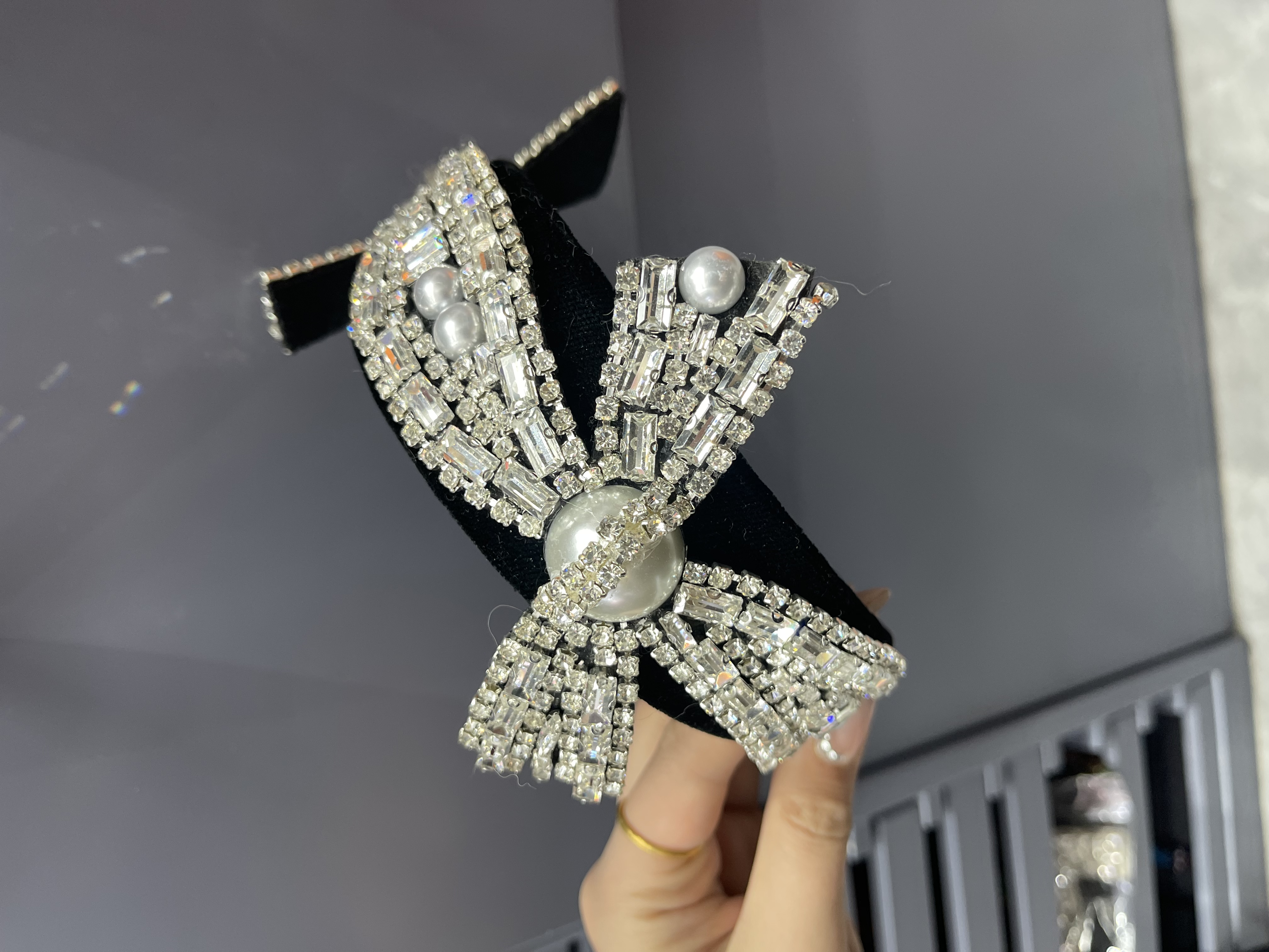This retro European and American hair band is exquisitely set with diamonds and can be used at the trendy dance party. It can also be used as a hair accessory and hair clip for ladies to create a Korean version Specification drawing