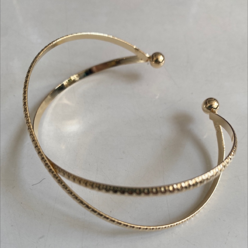 The sand gold bracelet is a high-end, simple and fashionable bracelet. It is an elegant lady's jewelry and a delicate accessory. It is a new style bracelet