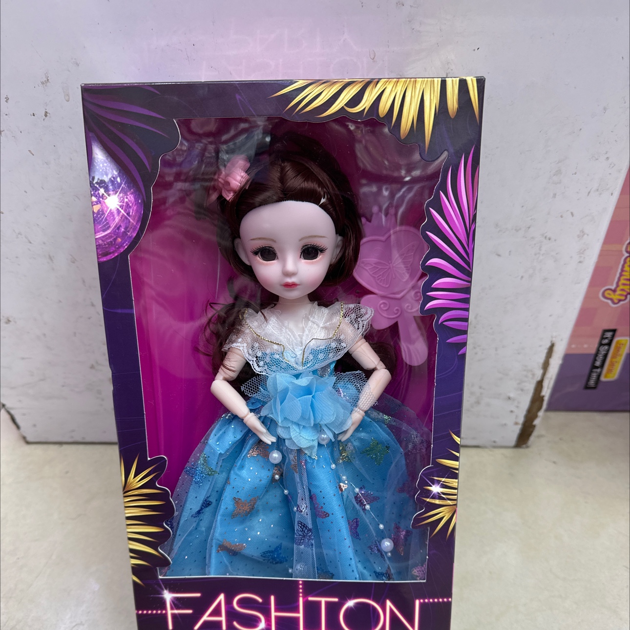 新款盒装娃娃。关节可活动玩具。单个彩盒包装。带塑料小梳子。娃娃穿鞋子。棕色头发产品图