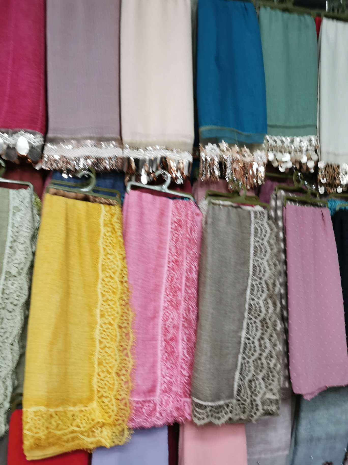 The scarf is embossed with hot diamond prints Application Scenario