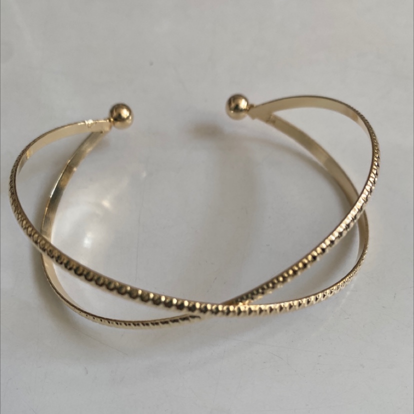 The sand gold bracelet is a high-end, simple and fashionable bracelet. It is an elegant lady's jewelry and a delicate accessory. It is a new style bracelet Application Scenario