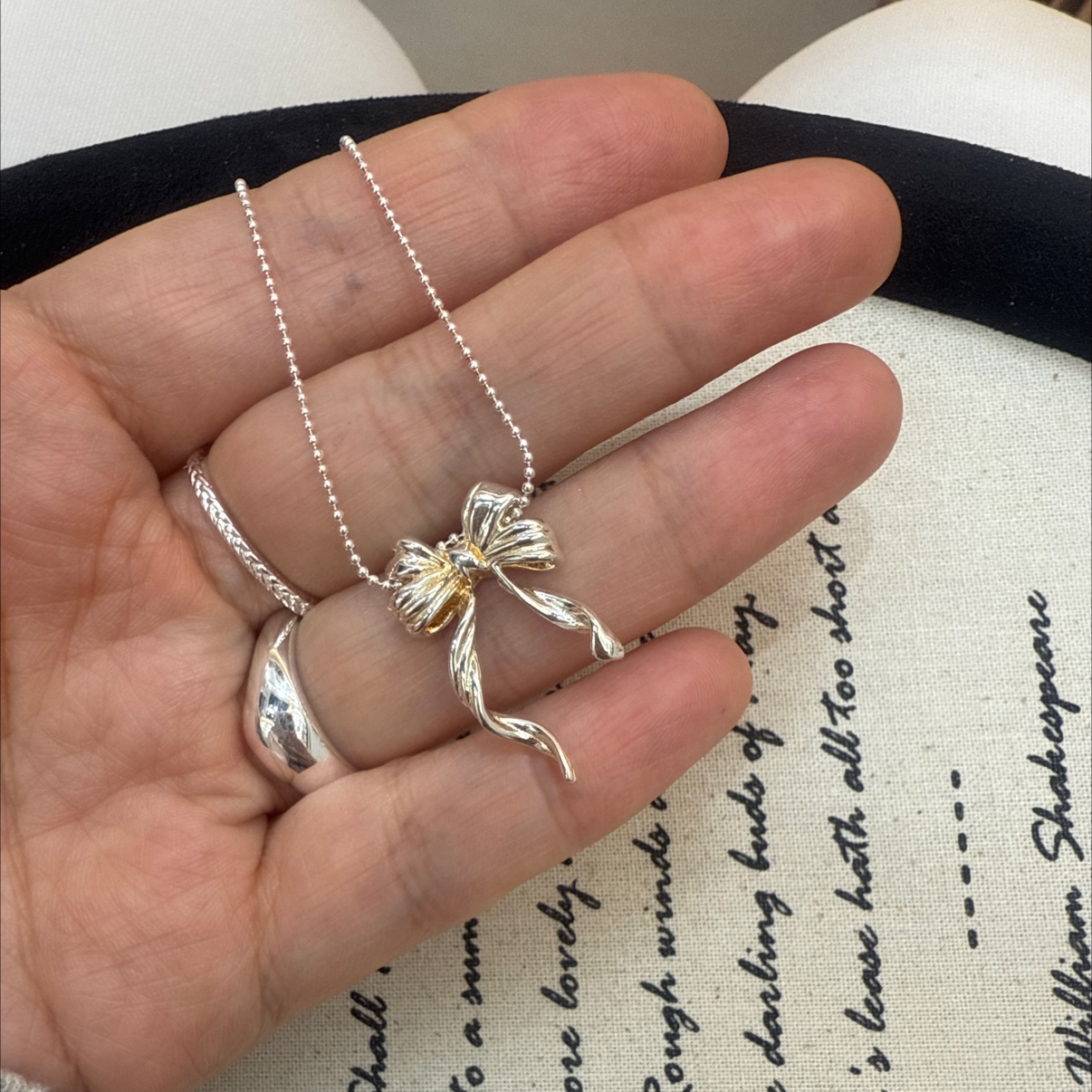 The S925 bow necklace is made of pure silver throughout. It is a Korean-style jewelry with a fresh and simple design. It is a DIY style and a niche Japanese and Korean item Specification image