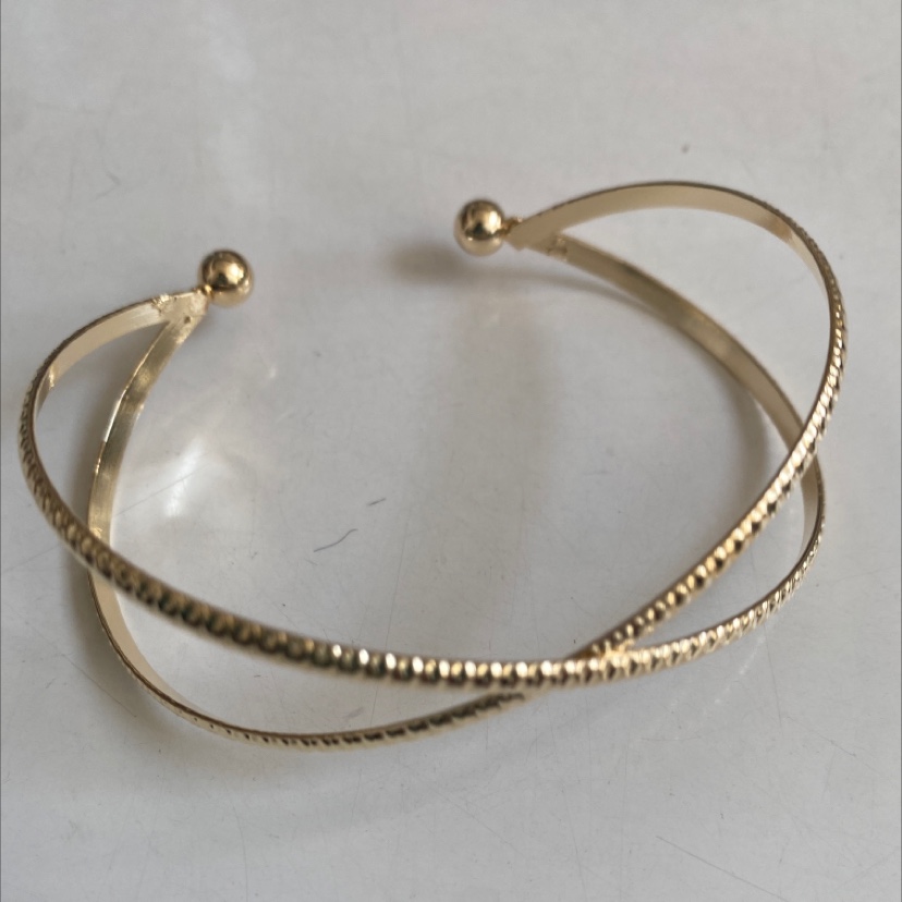 The sand gold bracelet is a high-end, simple and fashionable bracelet. It is an elegant lady's jewelry and a delicate accessory. It is a new style bracelet details Picture