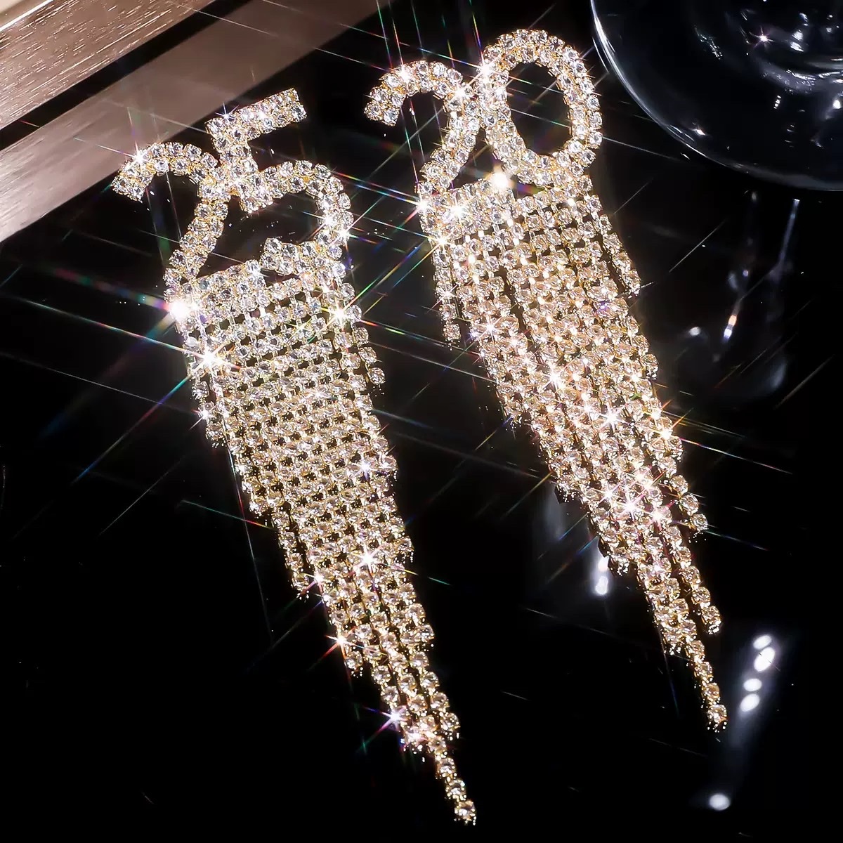High-end accessories and earrings, fashionable and trendy new 2025 digital earrings details Picture