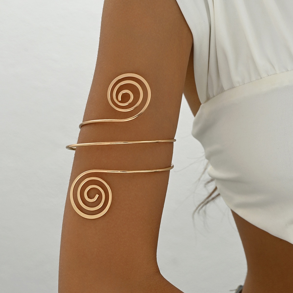 Sand gold arm bracelet, a fashionable accessory for women with a unique design and a golden luster, elegant arm bracelet details Picture