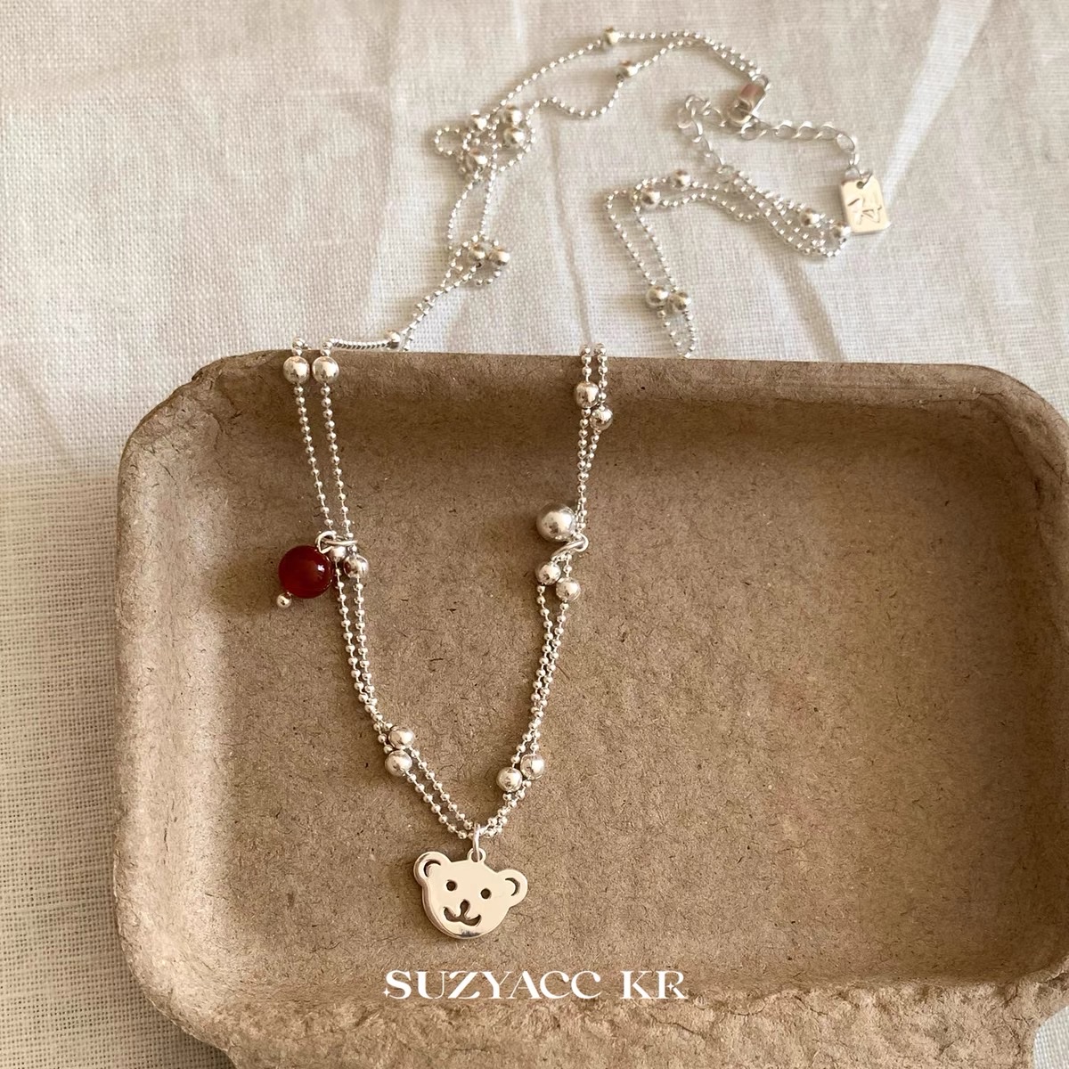 Elegant lady's pearl necklace with crystal splicing design, featuring dual charm of pearls and crystals, is an elegant and fashionable jewelry gift necklace Application Scenario