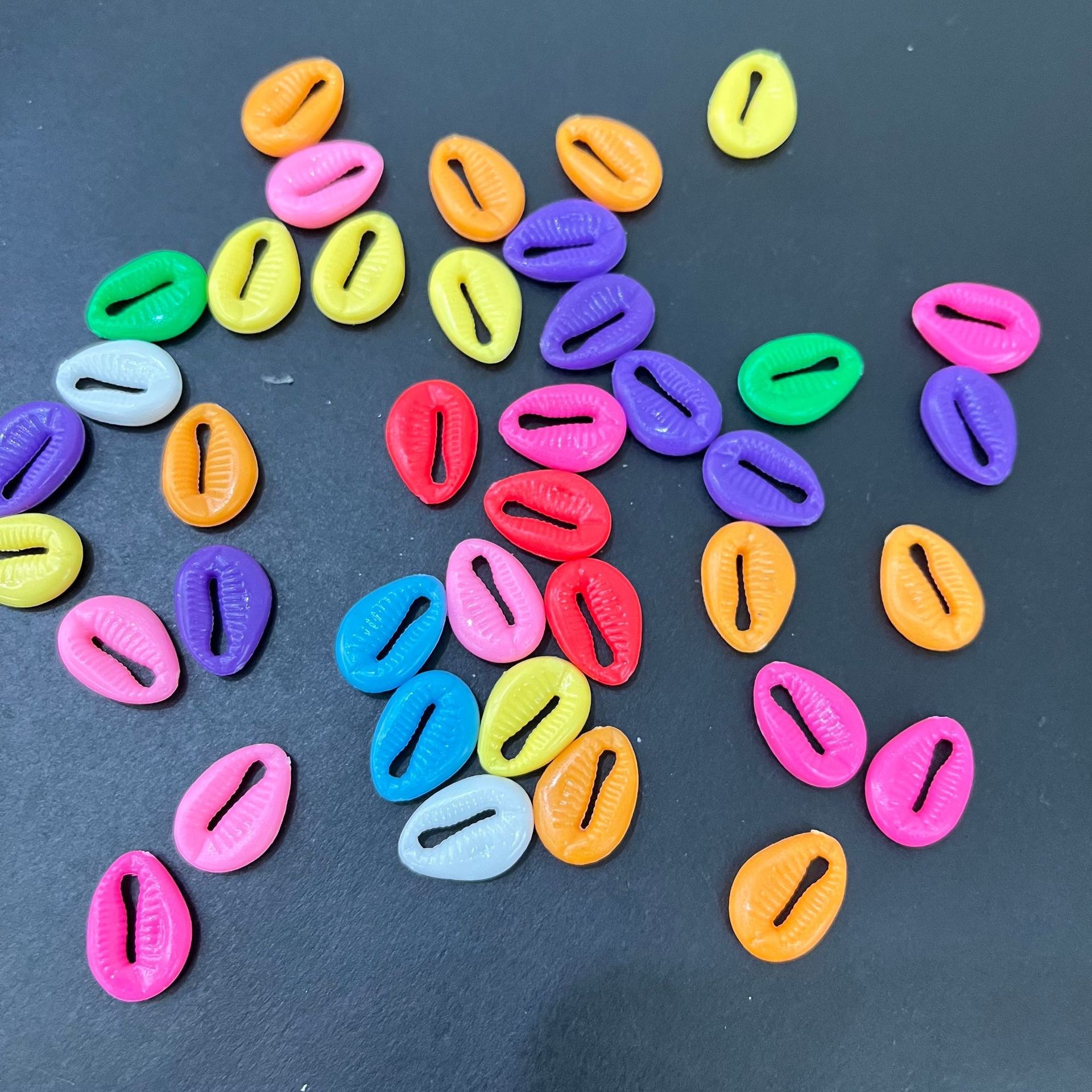 DIY jewelry and necklace manufacturer with beige shell perforated plastic beads details Picture