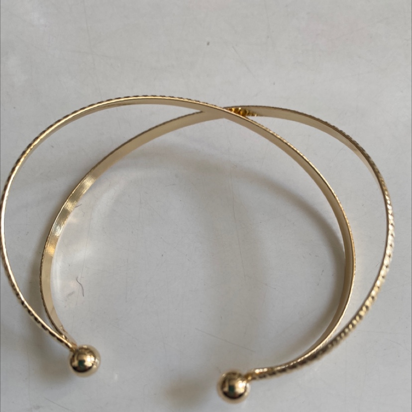 The sand gold bracelet is a high-end, simple and fashionable bracelet. It is an elegant lady's jewelry and a delicate accessory. It is a new style bracelet Specification image