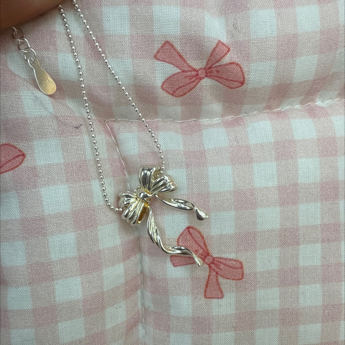 The S925 bow necklace is made of pure silver throughout. It is a Korean-style jewelry with a fresh and simple design. It is a DIY style and a niche Japanese and Korean item Application Scenario