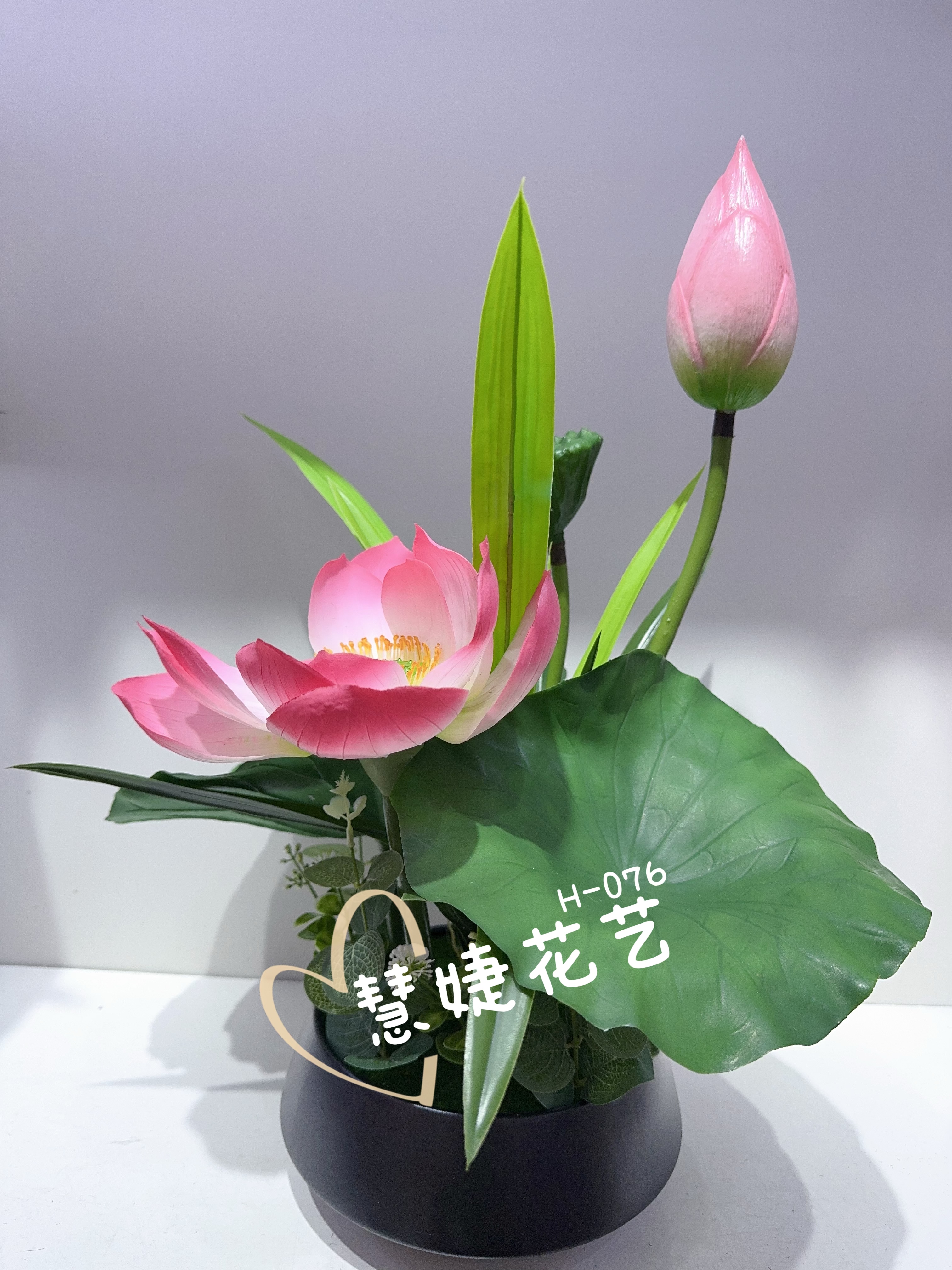 Artificial lotus, ceramic pot, verisimilitude details Picture