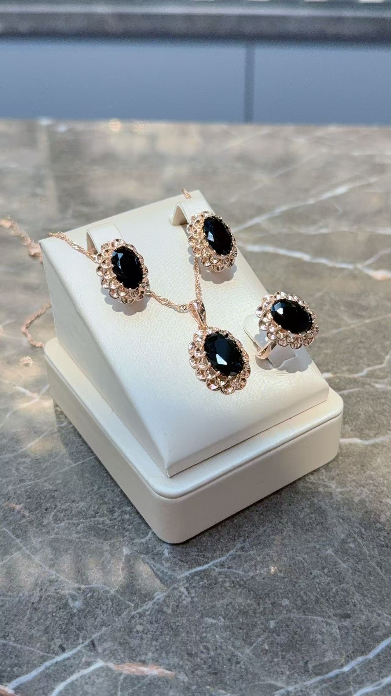 Gulkina Xinjiang Russian purple gold horse eye oval ruby earrings, rose gold patterned hollowed-out earrings, women's jewelry set, zircon bracelet Specification image