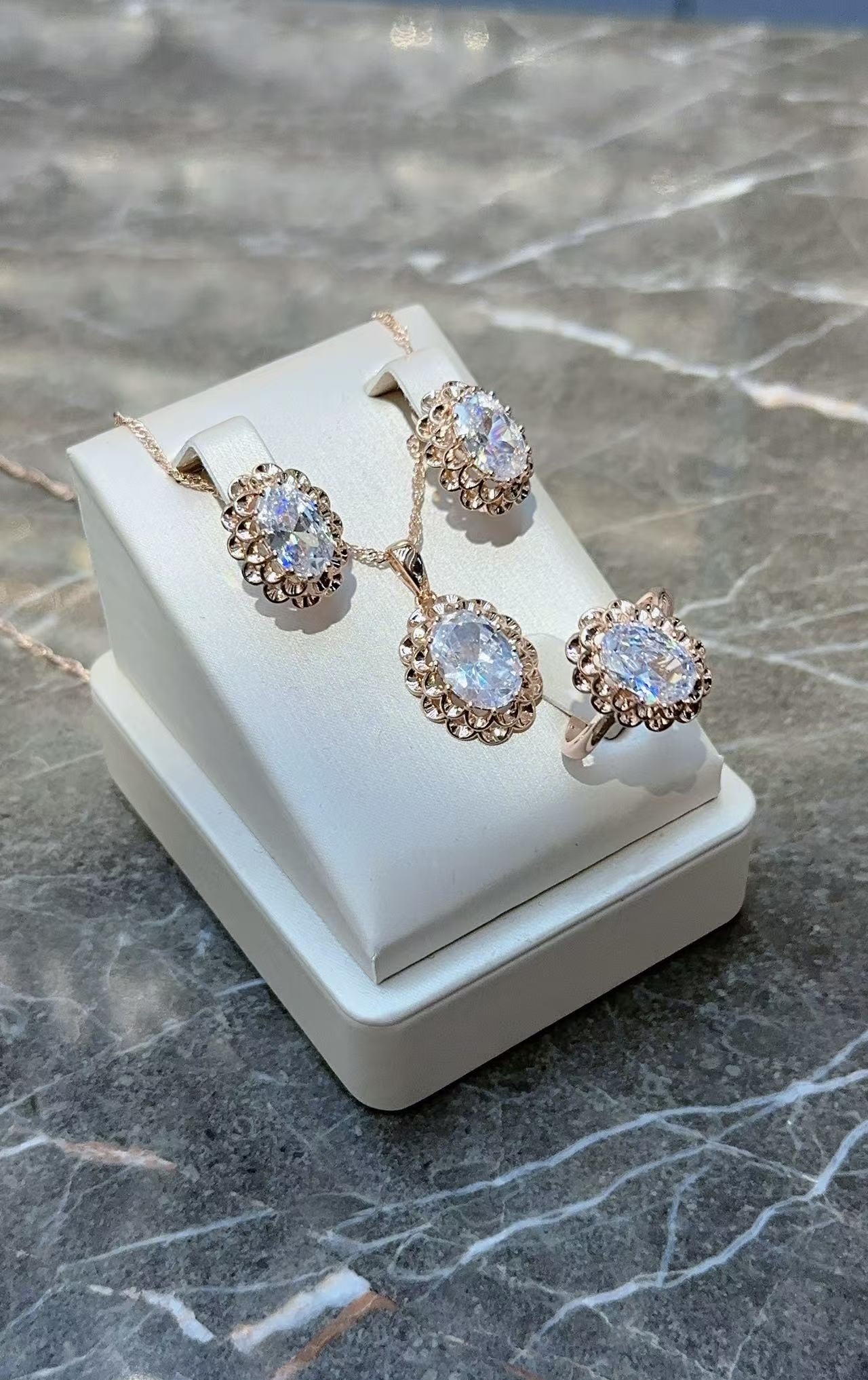 Gulkina Xinjiang Russian purple gold horse eye oval ruby earrings, rose gold patterned hollowed-out earrings, women's jewelry set, zircon bracelet detail image 4