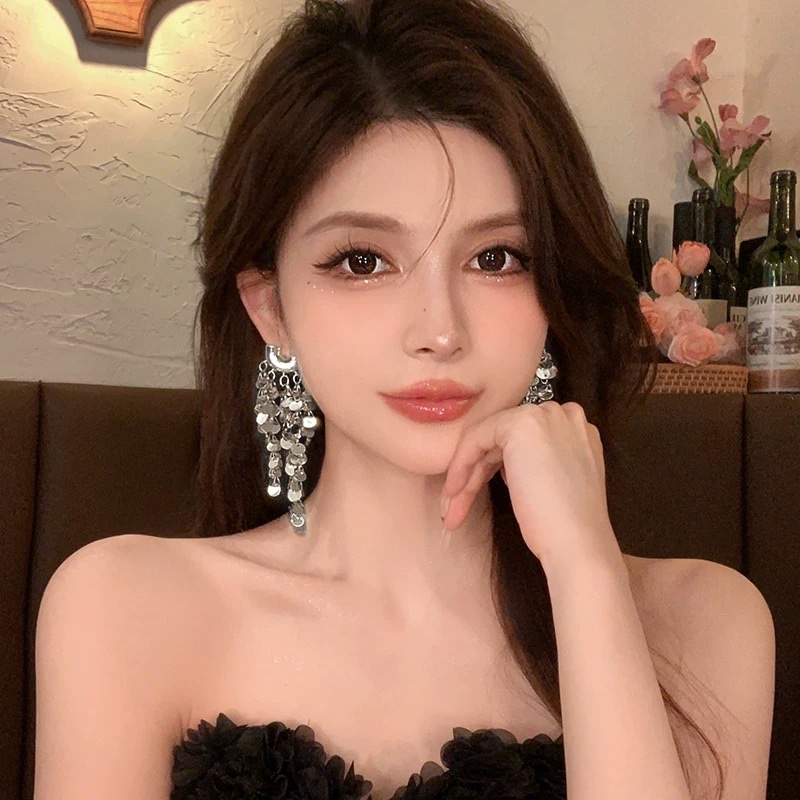 Niche design, high-end feel, metal sequined tassel earrings, women's light luxury, fashionable and versatile, 2025 new trendy earrings and accessories, titanium and steel mixed ear studs, ear studs, titanium and steel ear stud accessories, accessories Application Scenario