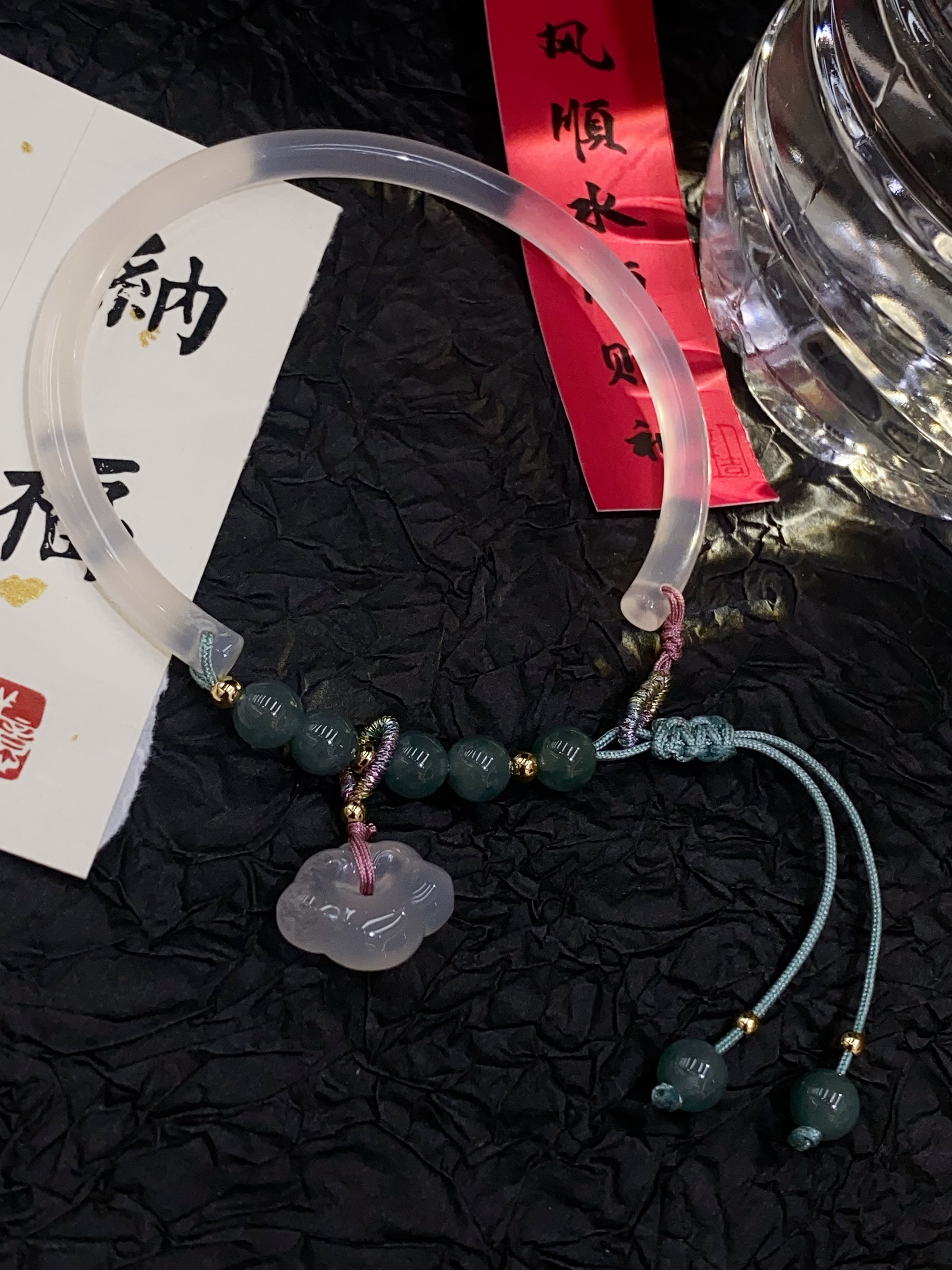 天然玉髓半镯        蓝水翡翠 绳结玉髓锁 水晶手串 半打起批白底实物图