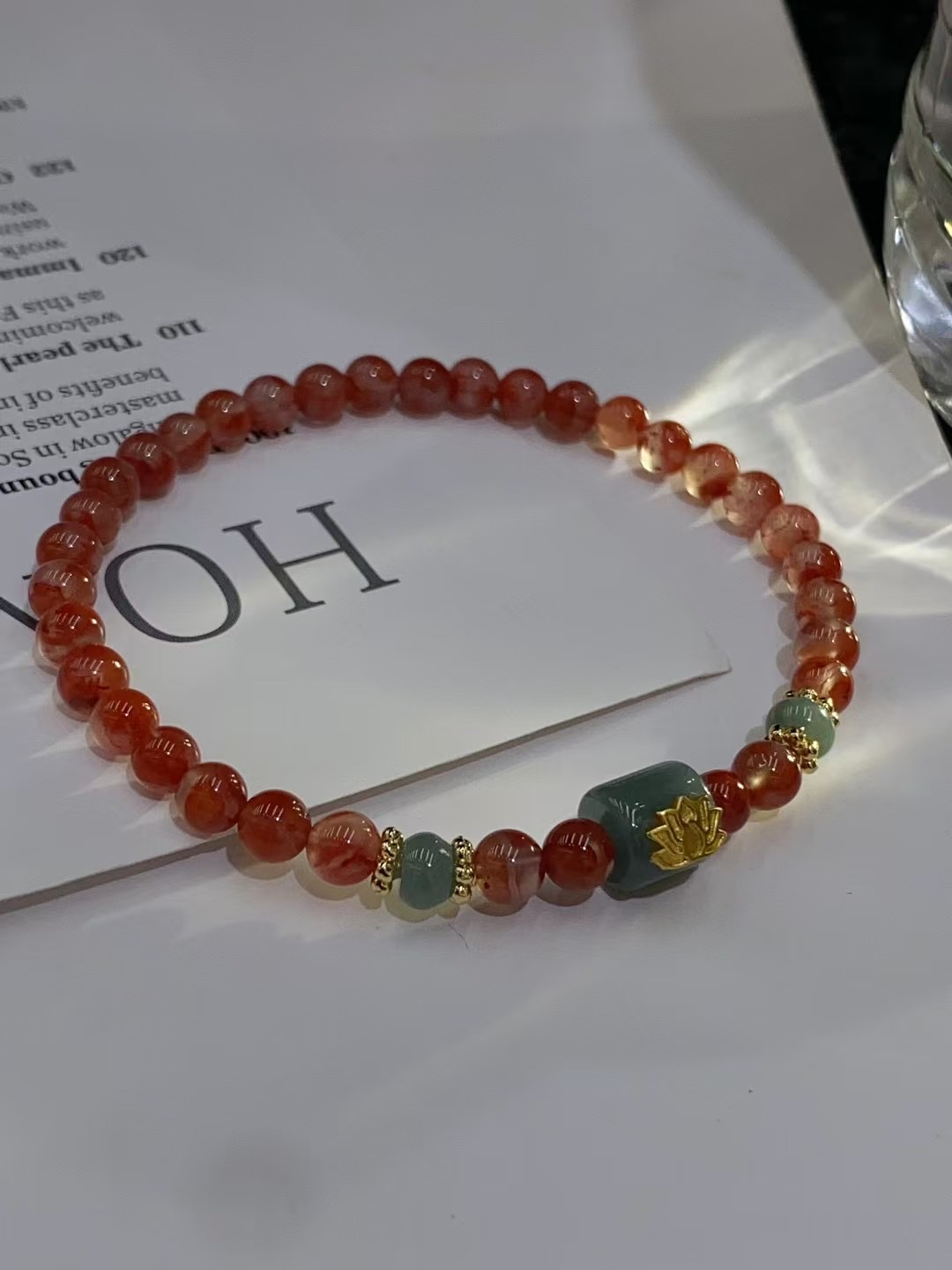        4厘天然冰飘花南红    天然蓝水翡翠镶嵌莲花工艺      手串 复古显白
半打起批产品图