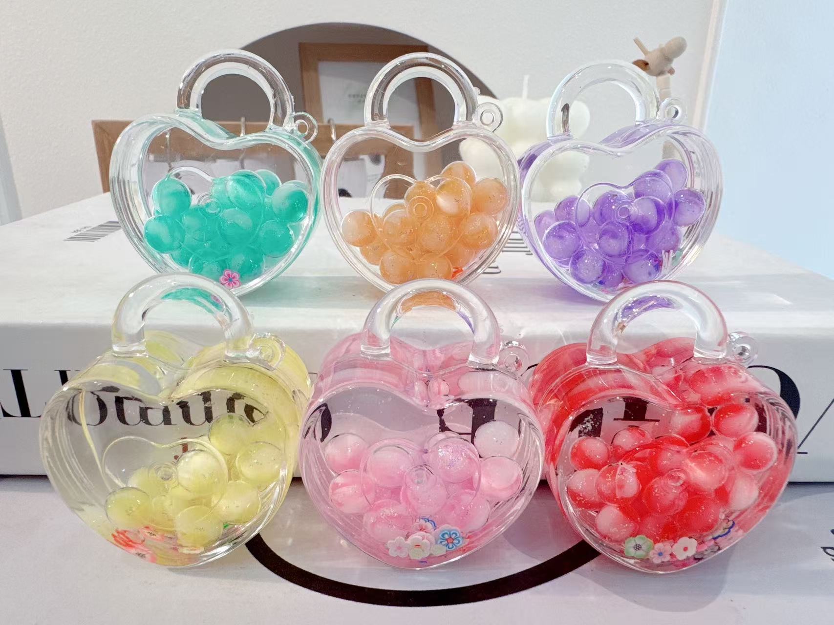 流油瓶挂件，亚克力材质，大小泡珠，款式多，颜色多，有6色，图案有爱心，棒棒糖，奶茶瓶，一件可以混款混色，混图案