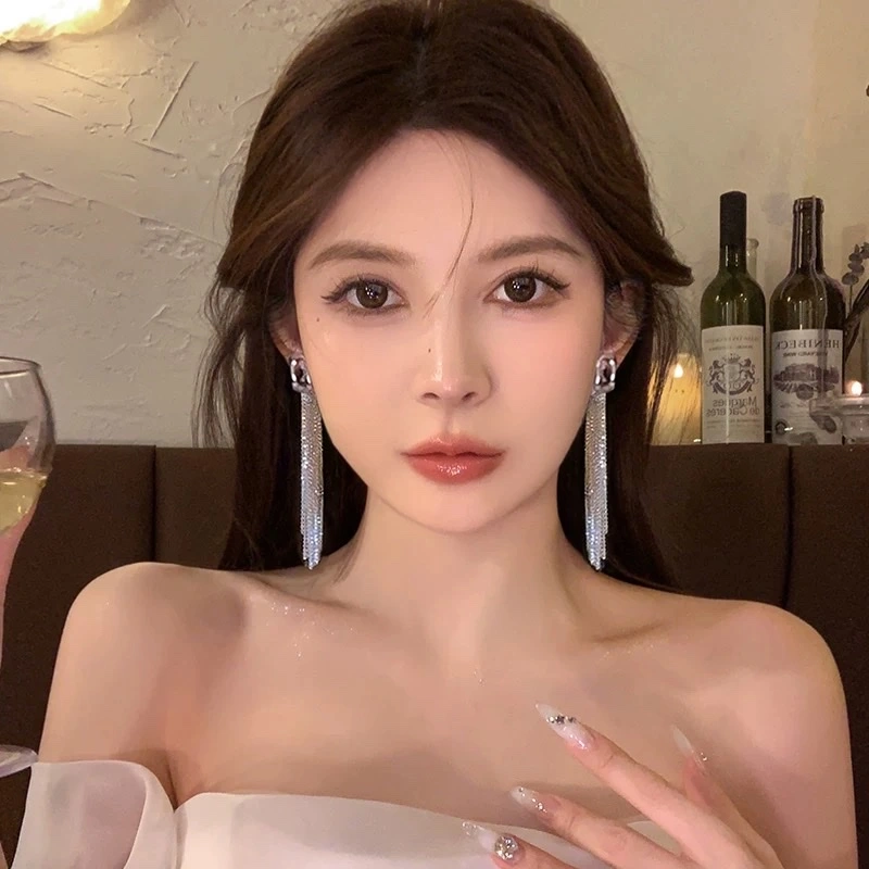 Niche design, high-end feel, metal sequined tassel earrings, women's light luxury, fashionable and versatile, 2025 new trendy earrings and accessories, titanium and steel mixed ear studs, ear studs, titanium and steel ear stud accessories, accessories detail image 6