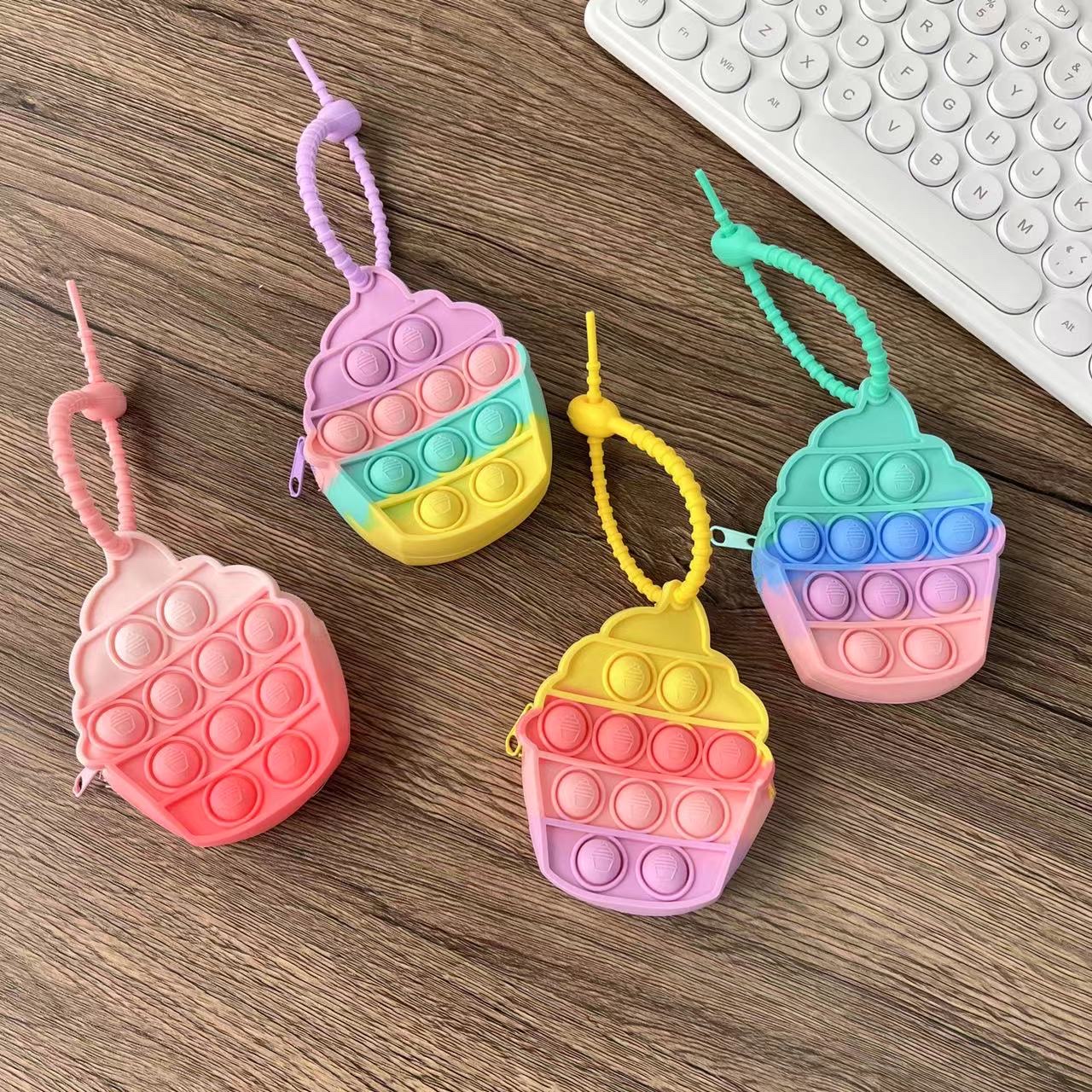 包包钥匙扣，硅胶材质，图案多，款式多，颜色多，有5色，红、蓝、图案有冰淇淋、草莓、苹果、樱桃，－件200𠆤，可以混款混色