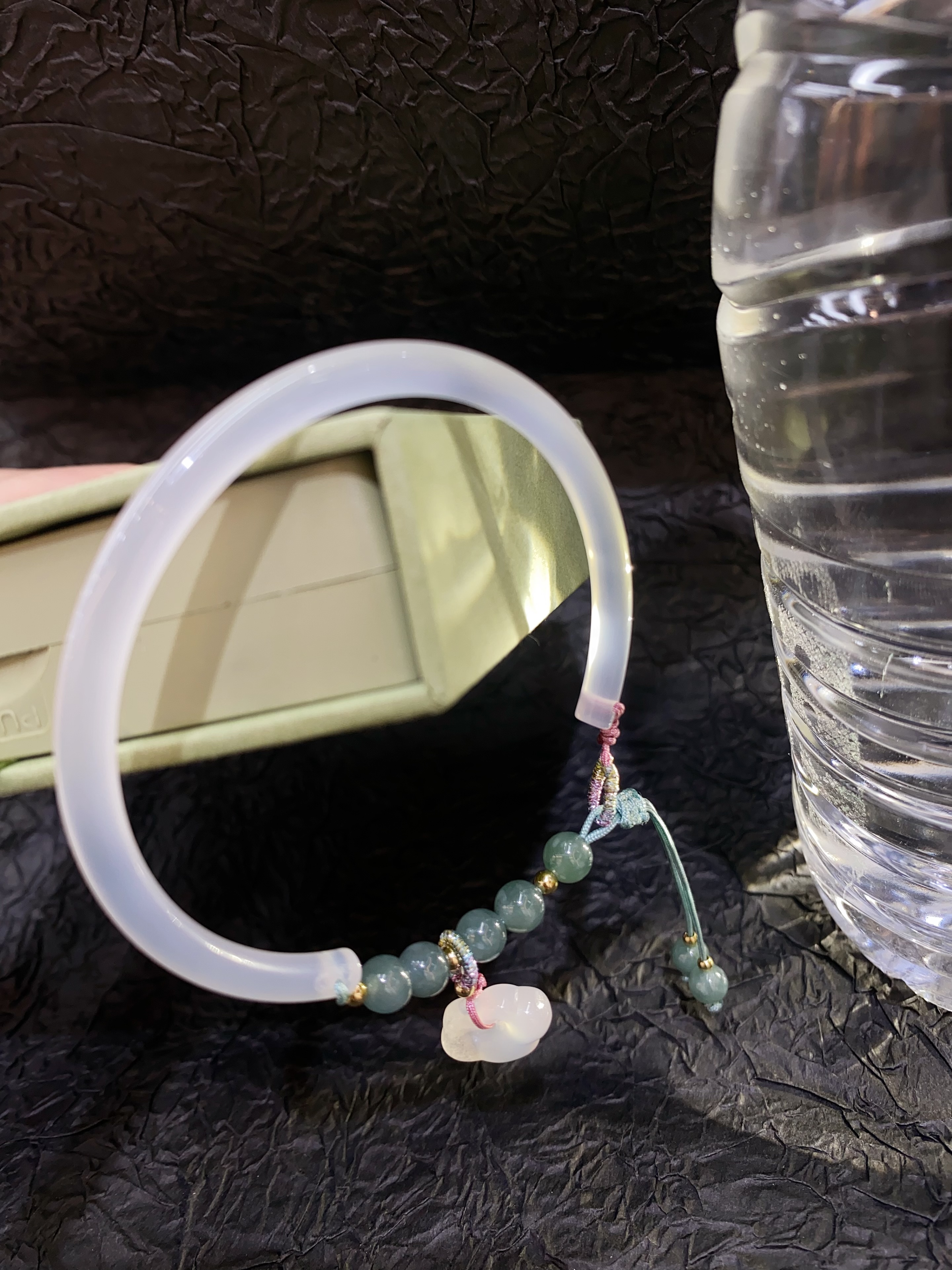 天然玉髓半镯        蓝水翡翠 绳结玉髓锁 水晶手串 半打起批细节图