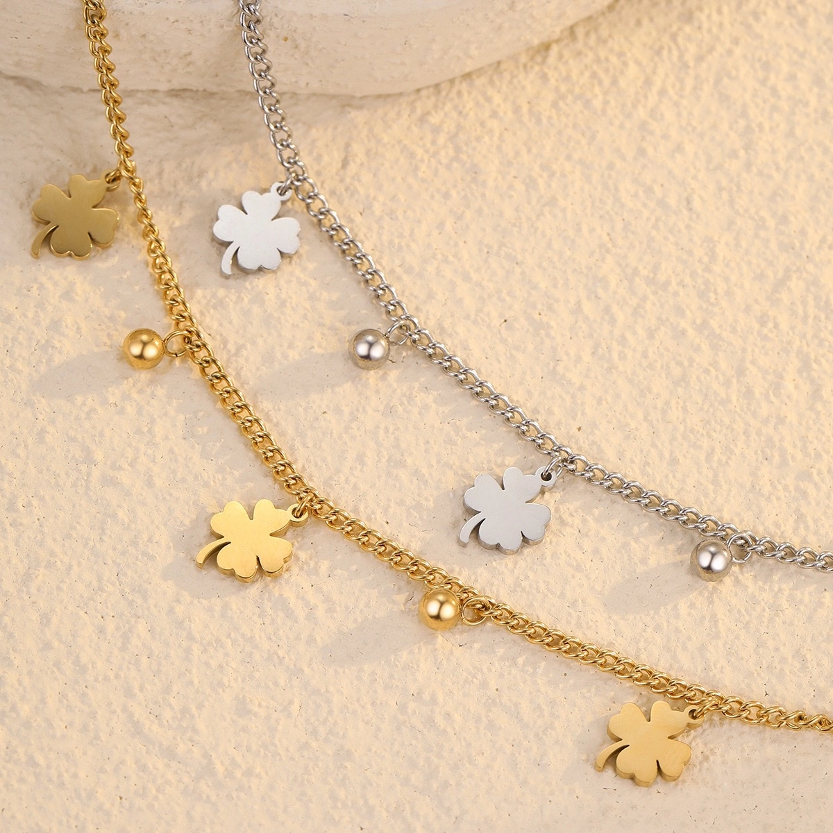 This is a rare and high-end European and American four-leaf clover bracelet that does not fade. It is made of titanium steel and is a versatile and personalized stainless steel jewelry detail image 1