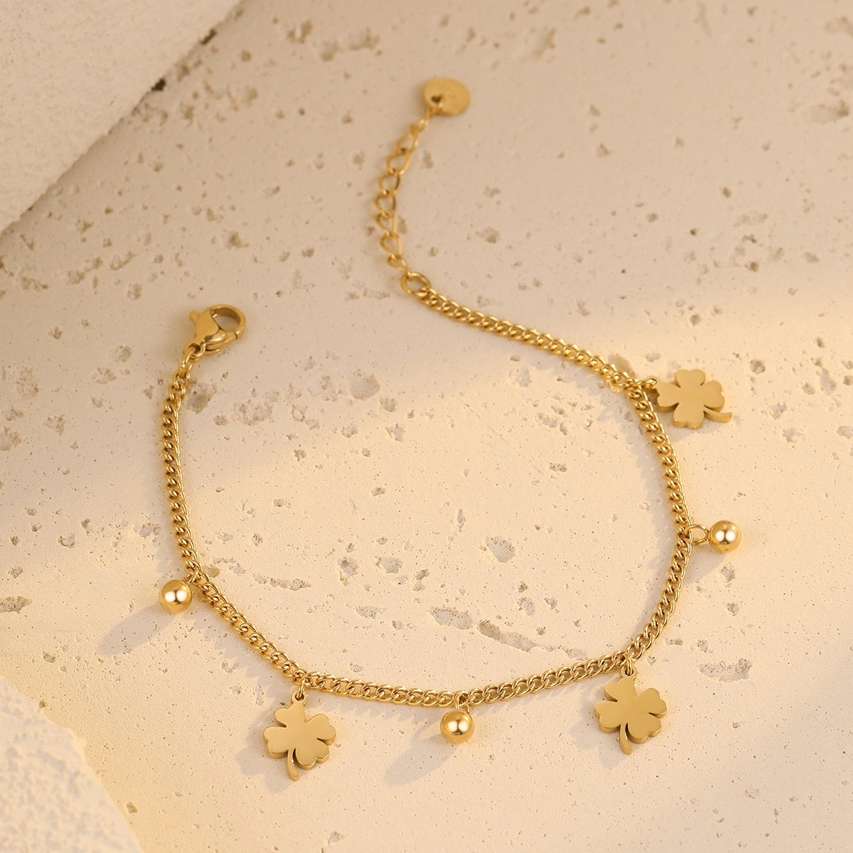 This is a rare and high-end European and American four-leaf clover bracelet that does not fade. It is made of titanium steel and is a versatile and personalized stainless steel jewelry detail image 3
