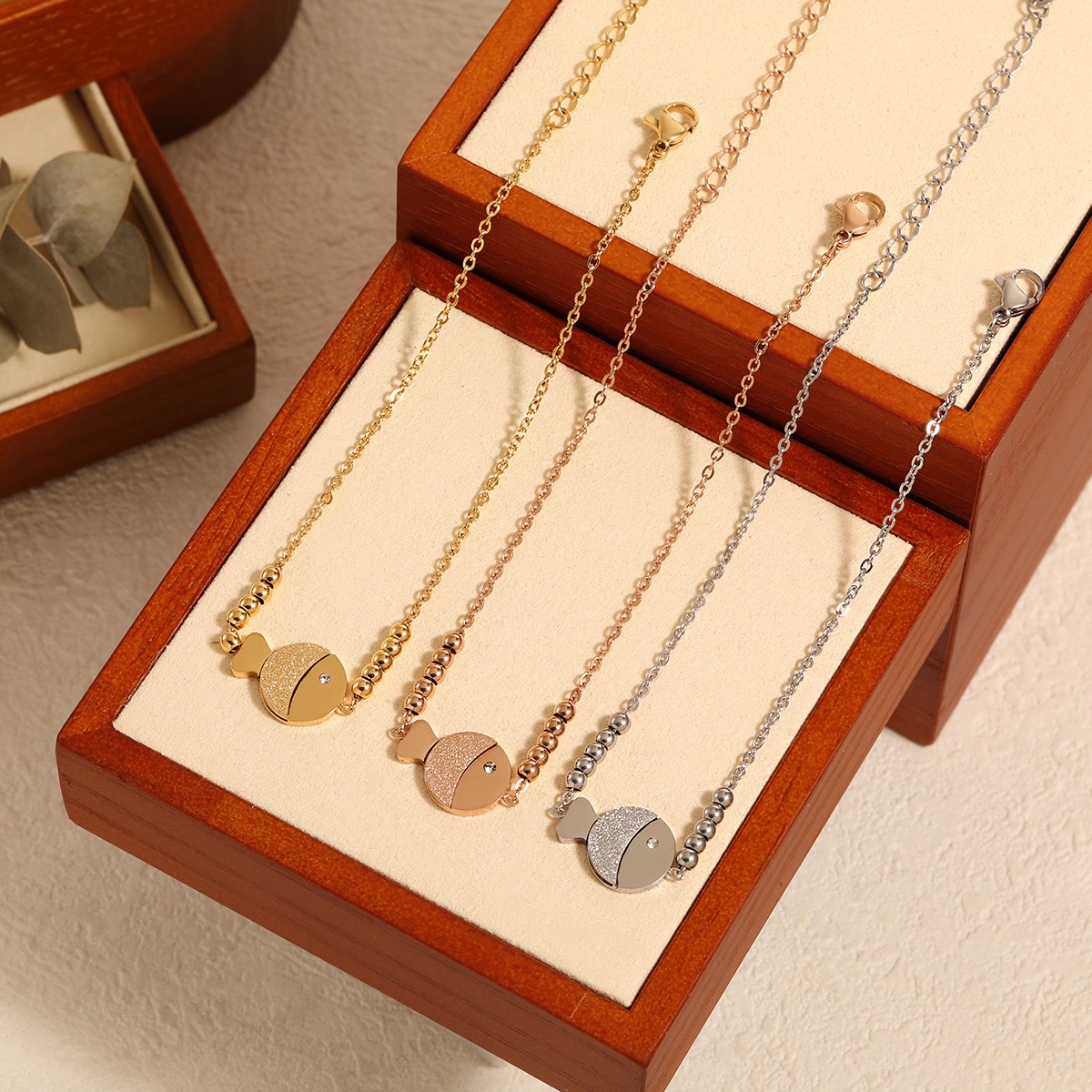 韩式ins风可爱甜美手工串珠亲嘴小鱼单钻脚链女钛钢金色脚饰不锈钢饰品细节图