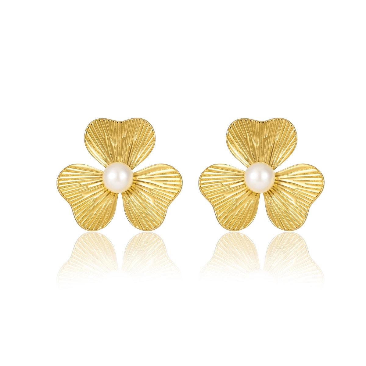 Wholesale of versatile European and American inS-style petal-shaped, pearl-inlaid stainless steel, 18K gold-plated stud earrings and other fashionable accessories for cross-border purchase detail image 6