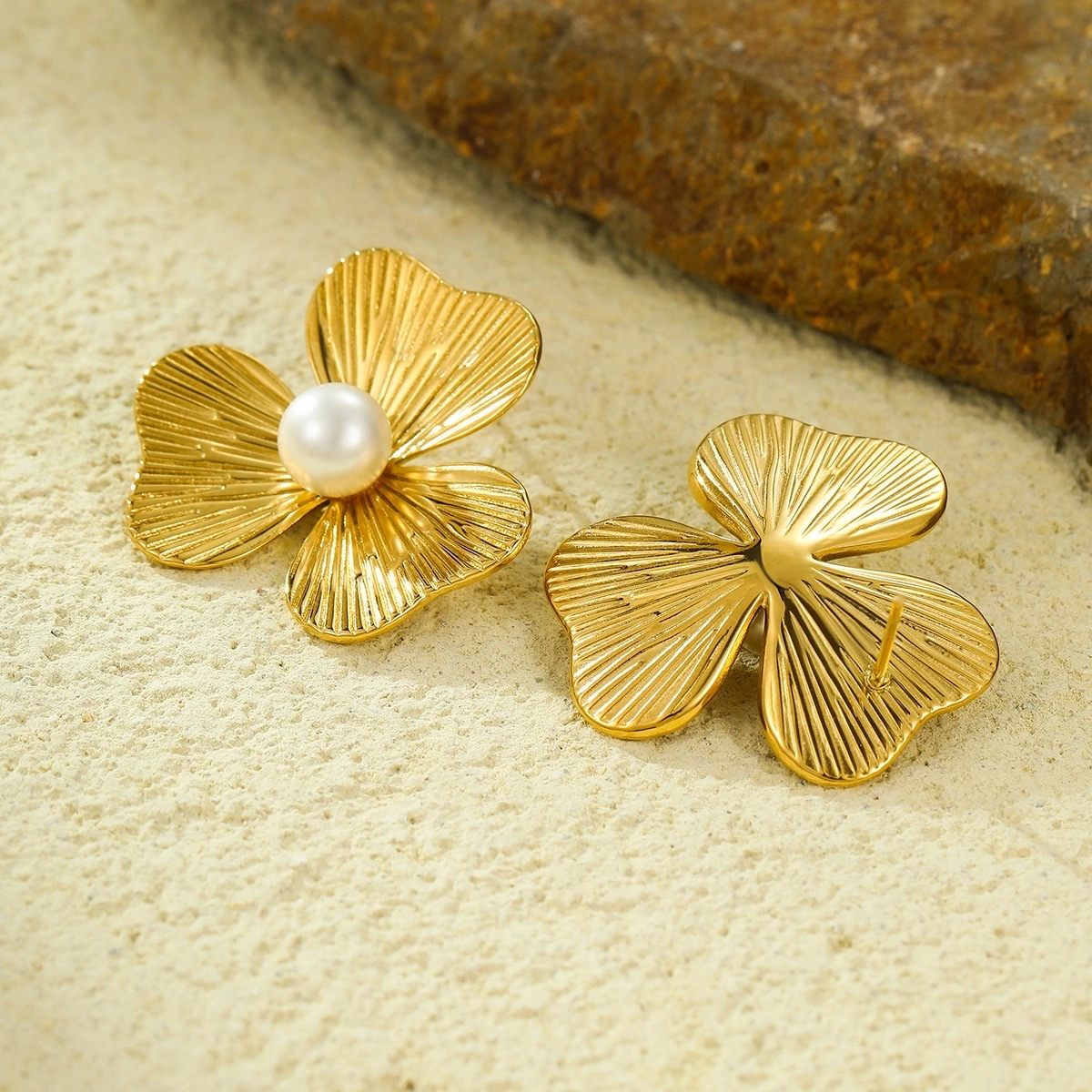 Wholesale of versatile European and American inS-style petal-shaped, pearl-inlaid stainless steel, 18K gold-plated stud earrings and other fashionable accessories for cross-border purchase detail image 4