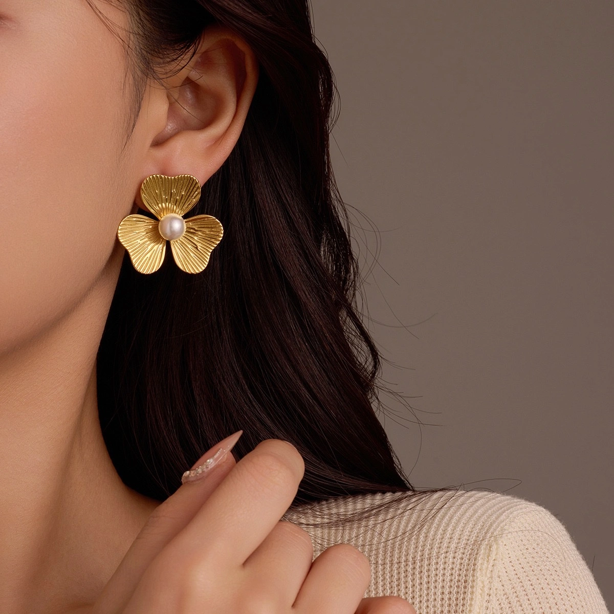 Wholesale of versatile European and American inS-style petal-shaped, pearl-inlaid stainless steel, 18K gold-plated stud earrings and other fashionable accessories for cross-border purchase detail image 2