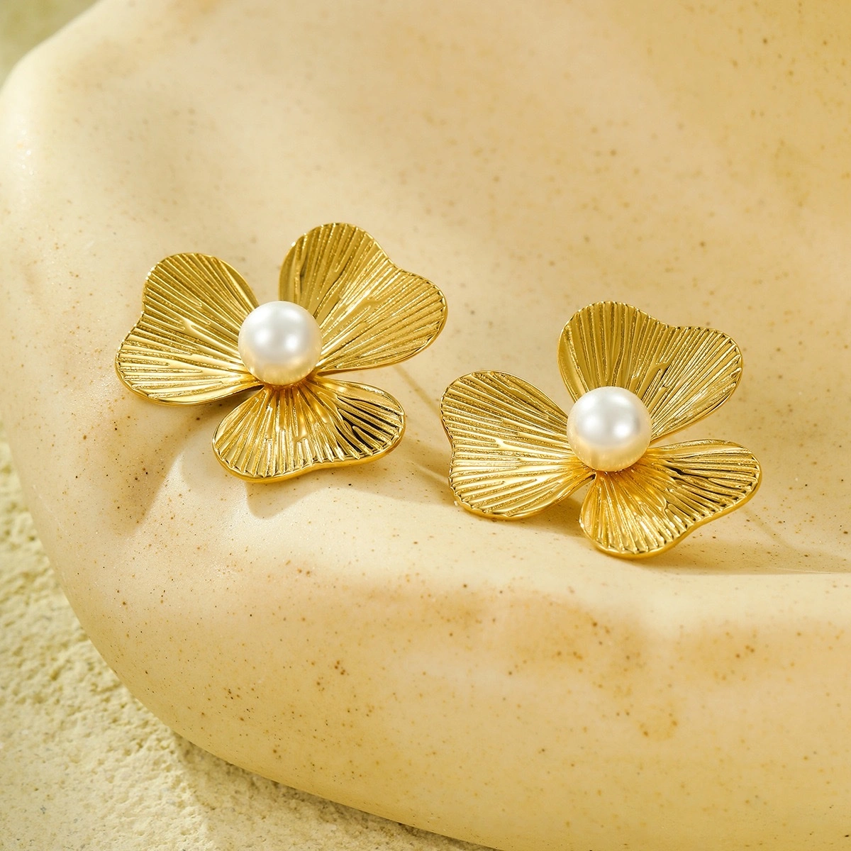 Wholesale of versatile European and American inS-style petal-shaped, pearl-inlaid stainless steel, 18K gold-plated stud earrings and other fashionable accessories for cross-border purchase detail image 1