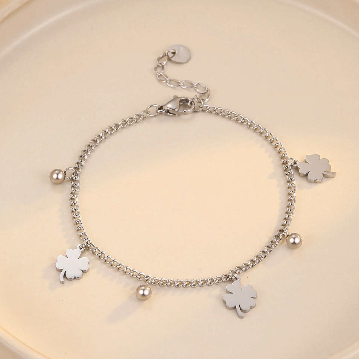 This is a rare and high-end European and American four-leaf clover bracelet that does not fade. It is made of titanium steel and is a versatile and personalized stainless steel jewelry detail image 5