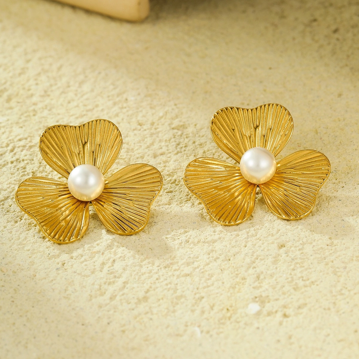 Wholesale of versatile European and American inS-style petal-shaped, pearl-inlaid stainless steel, 18K gold-plated stud earrings and other fashionable accessories for cross-border purchase detail image 3