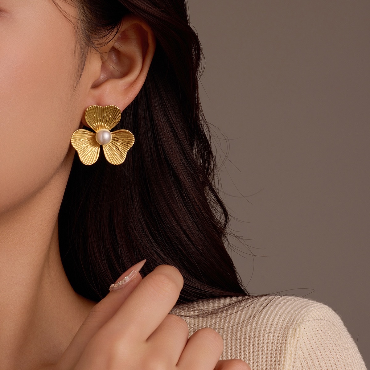 Wholesale of versatile European and American inS-style petal-shaped, pearl-inlaid stainless steel, 18K gold-plated stud earrings and other fashionable accessories for cross-border purchase