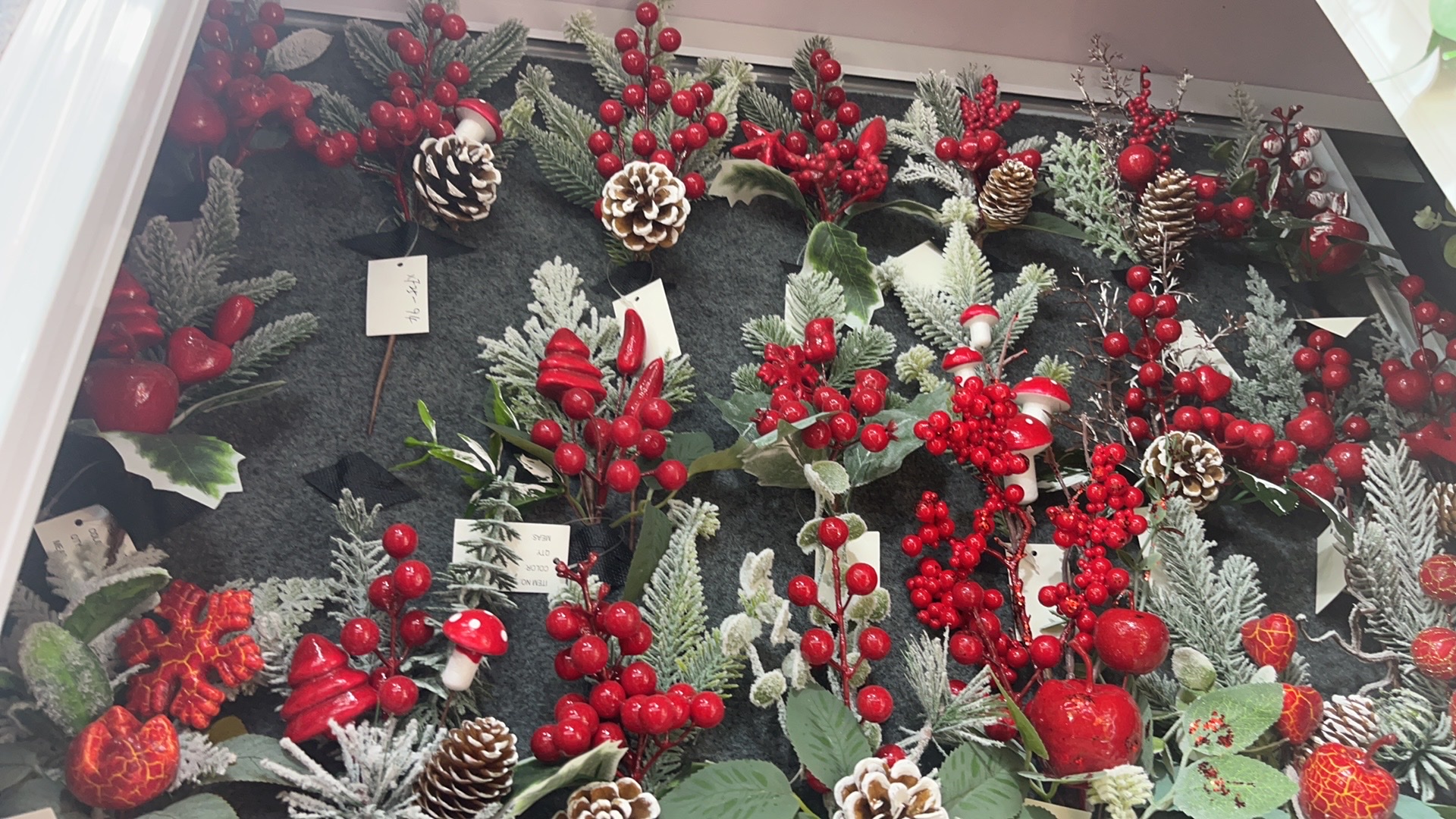 圣诞节插枝。各种款式。红色为主。可喷雪 喷冰等各种形式。欢迎挑选款式。也可以定制。细节图