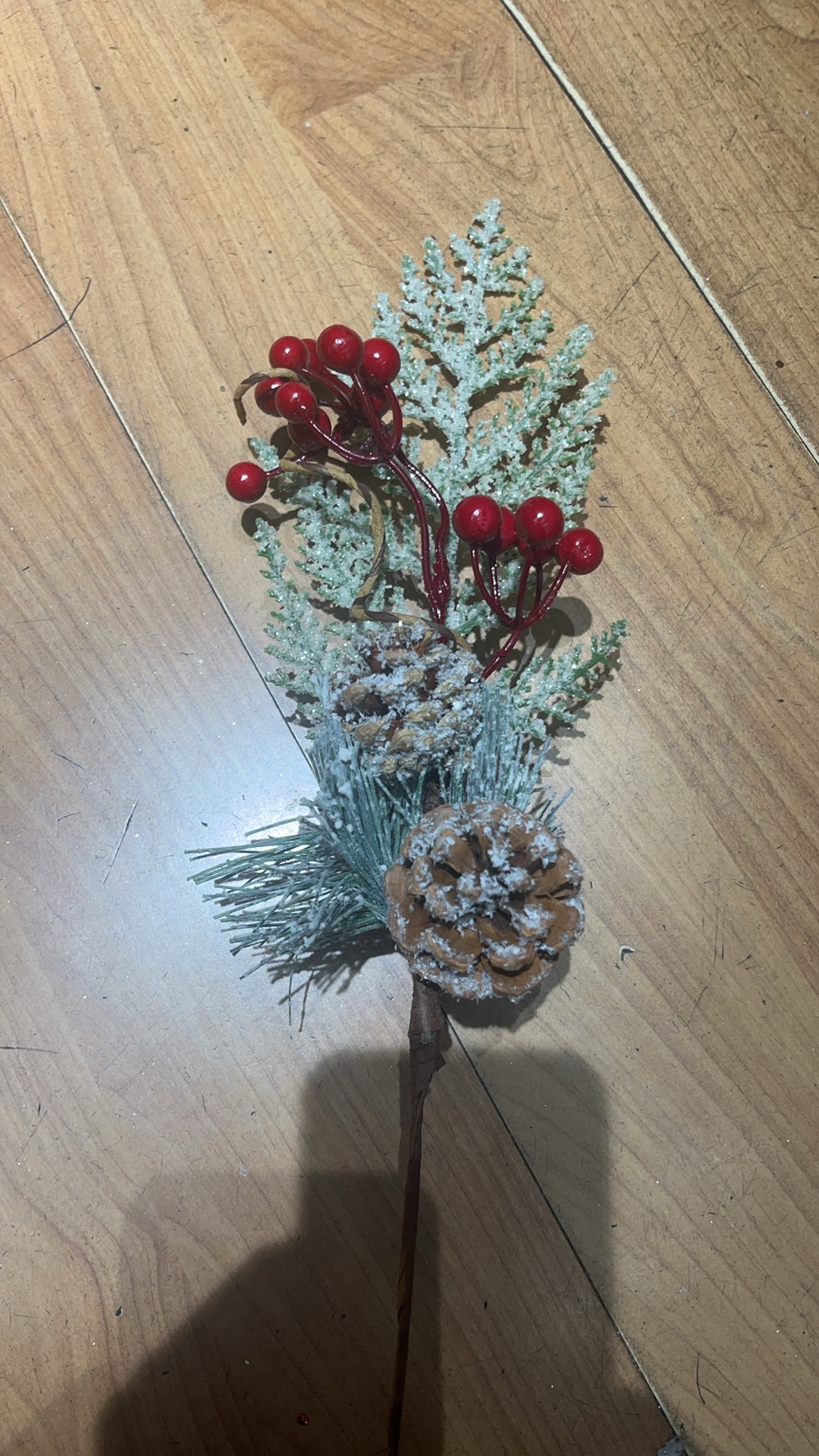 圣诞节插枝。各种款式。红色为主。可喷雪 喷冰等各种形式。欢迎挑选款式。也可以定制。白底实物图