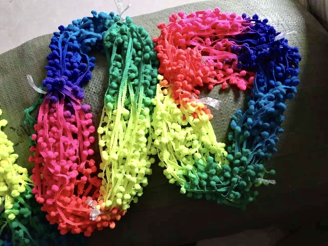 Encaje de bolas de pelo teñido de satén estampado teñido adornos colgantes encaje de bolas accesorios decorativos DIY materiales hechos a mano 7 colores encaje de bolas de arboles diseño decoración creativa para el hogar Application Scenario