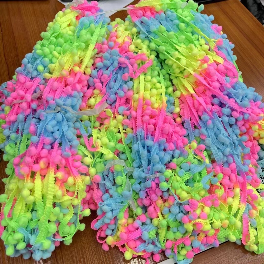 Encaje de bolas de pelo teñido de satén estampado teñido adornos colgantes encaje de bolas accesorios decorativos DIY materiales hechos a mano 7 colores encaje de bolas de arboles diseño decoración creativa para el hogar Item Picture