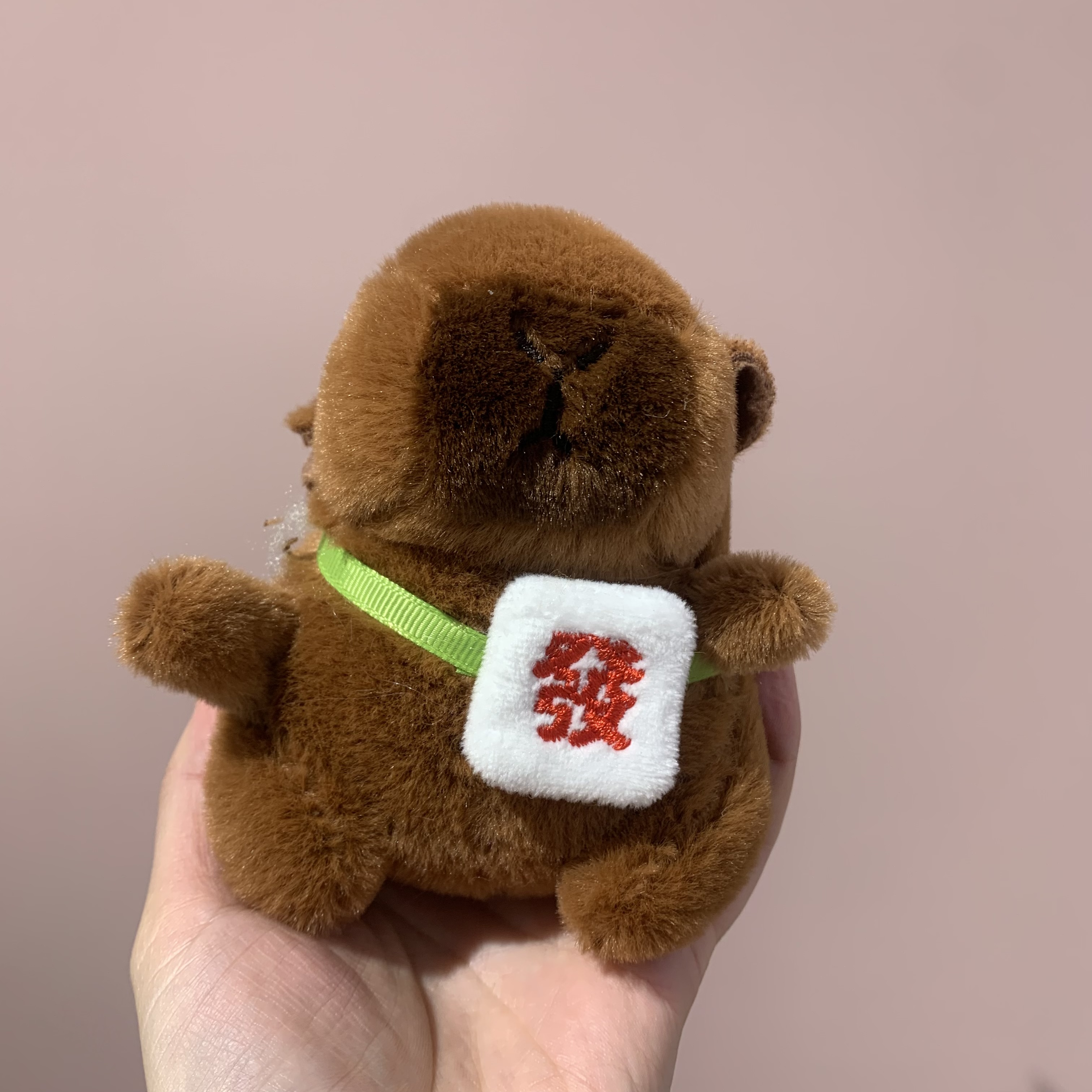 麻将背包水豚 发财挂件 毛绒玩具棉花娃娃小挂件 软质毛绒挂件 可爱卡通形象 车载装饰品 安全无毒材质详情图3