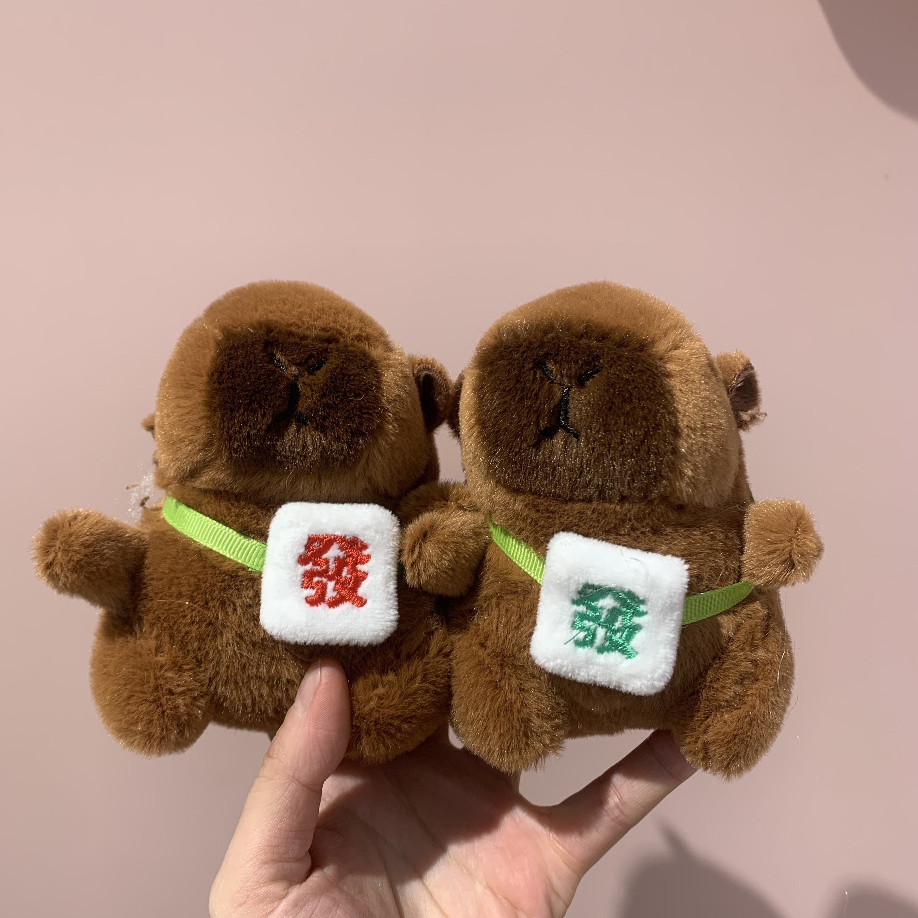 麻将背包水豚 发财挂件 毛绒玩具棉花娃娃小挂件 软质毛绒挂件 可爱卡通形象 车载装饰品 安全无毒材质