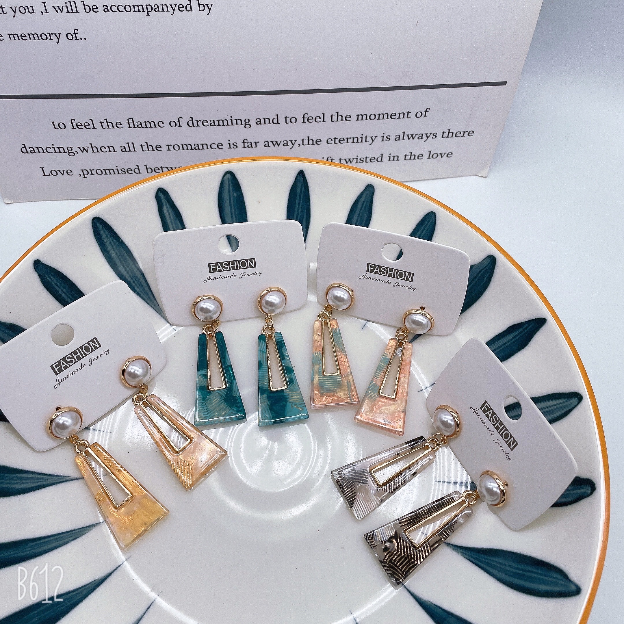 High-end earrings 2025 new bestsellers, exaggerated and trendy to show off faces, long ear studs, long and elegant earrings made of colorful acetic acid plates